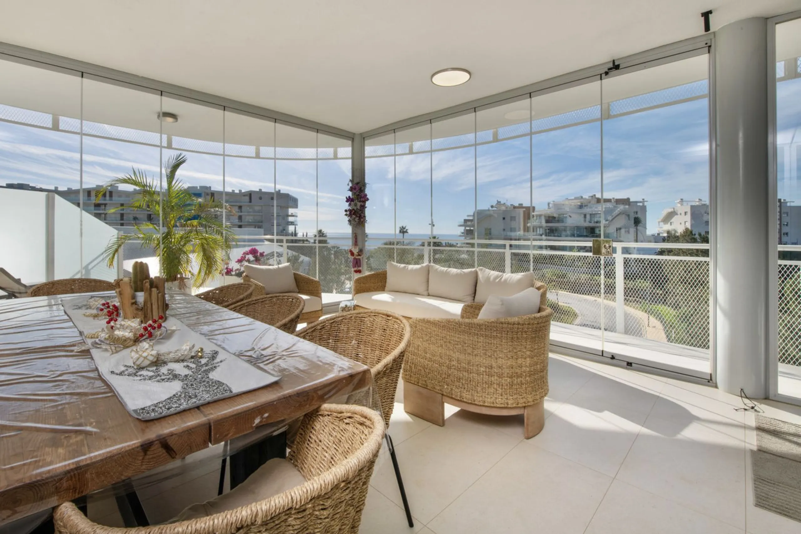 Discover paradise by the sea in this spectacular luxury apartment in El Higueron! Located in an exclusive residential area, this apartment offers you an unrivalled living experience with breathtaking views to the sea and the port. The property has a maste