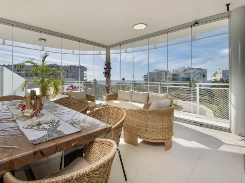 Discover paradise by the sea in this spectacular luxury apartment in El Higueron! Located in an exclusive residential area, this apartment offers you an unrivalled living experience with breathtaking views to the sea and the port. The property has a maste