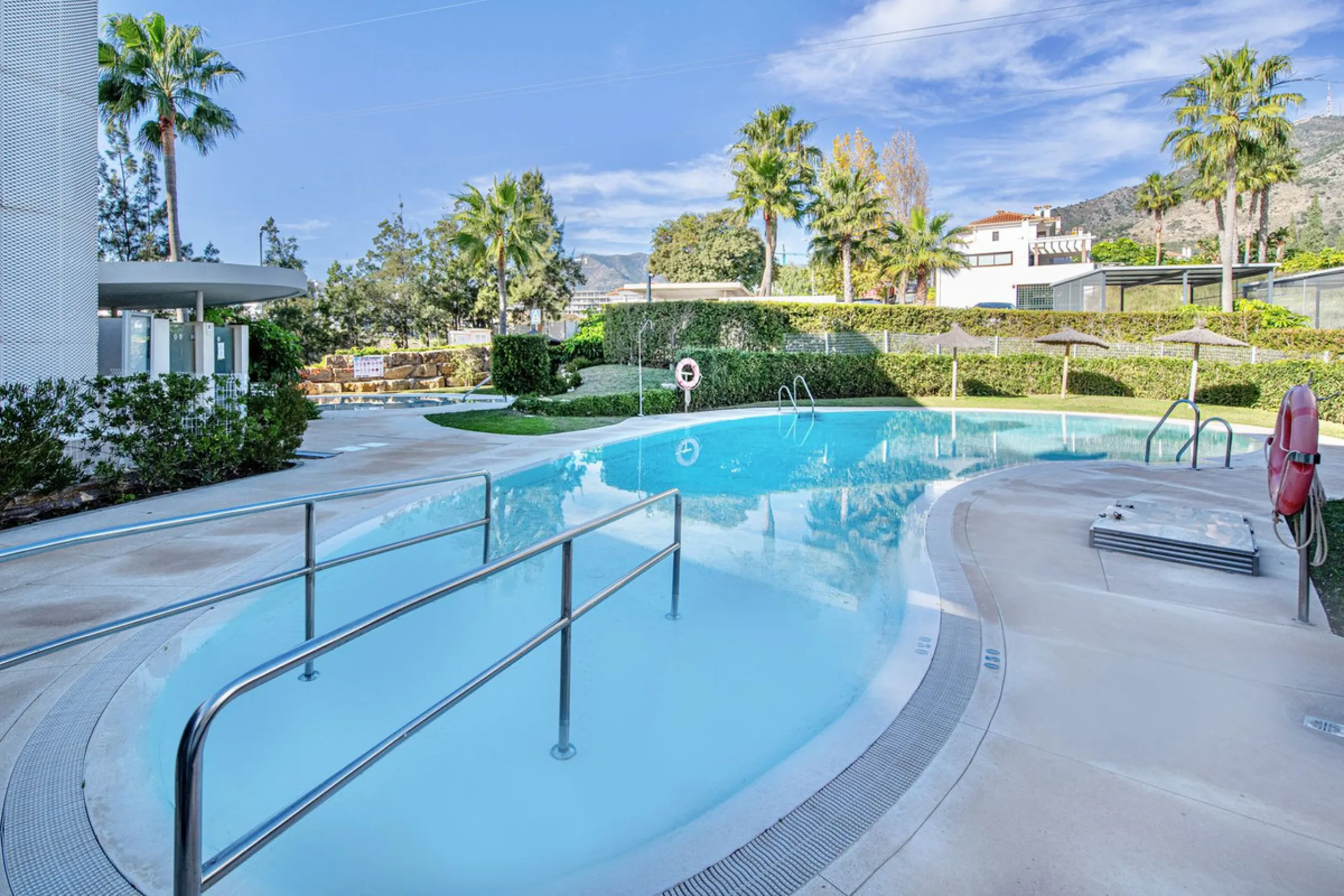 Discover paradise by the sea in this spectacular luxury apartment in El Higueron! Located in an exclusive residential area, this apartment offers you an unrivalled living experience with breathtaking views to the sea and the port. The property has a maste
