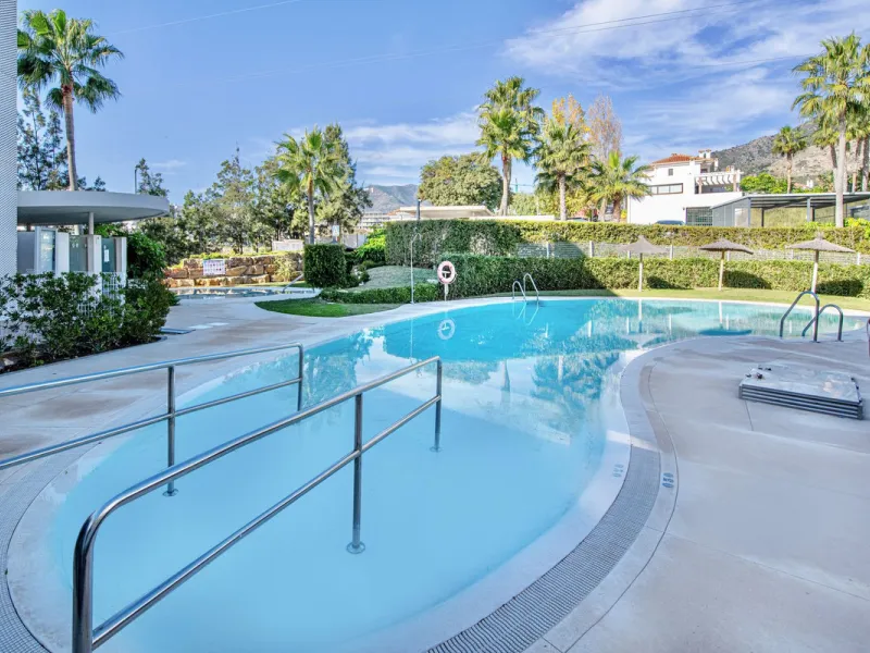 Discover paradise by the sea in this spectacular luxury apartment in El Higueron! Located in an exclusive residential area, this apartment offers you an unrivalled living experience with breathtaking views to the sea and the port. The property has a maste