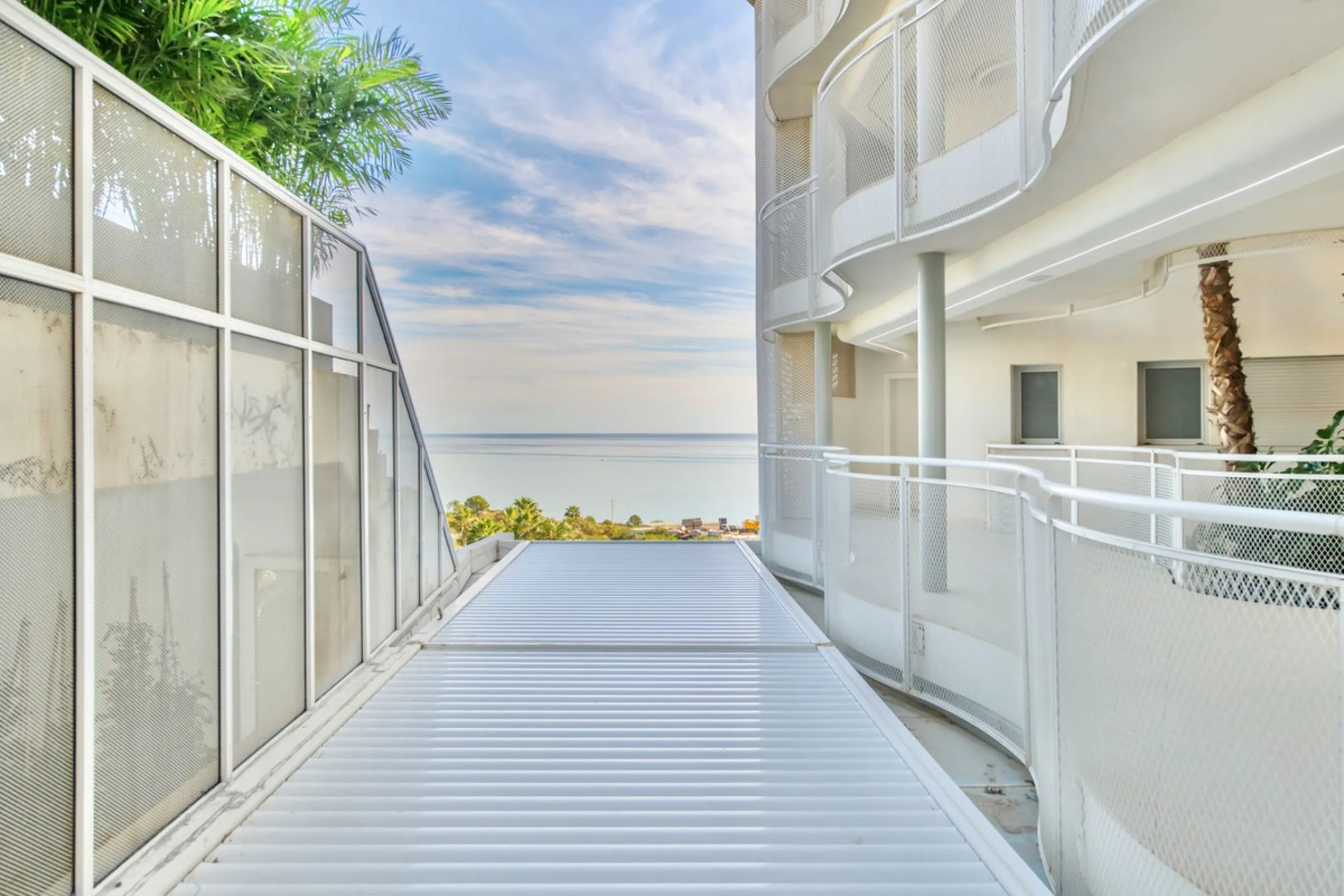 Discover paradise by the sea in this spectacular luxury apartment in El Higueron! Located in an exclusive residential area, this apartment offers you an unrivalled living experience with breathtaking views to the sea and the port. The property has a maste