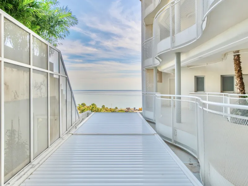 Discover paradise by the sea in this spectacular luxury apartment in El Higueron! Located in an exclusive residential area, this apartment offers you an unrivalled living experience with breathtaking views to the sea and the port. The property has a maste