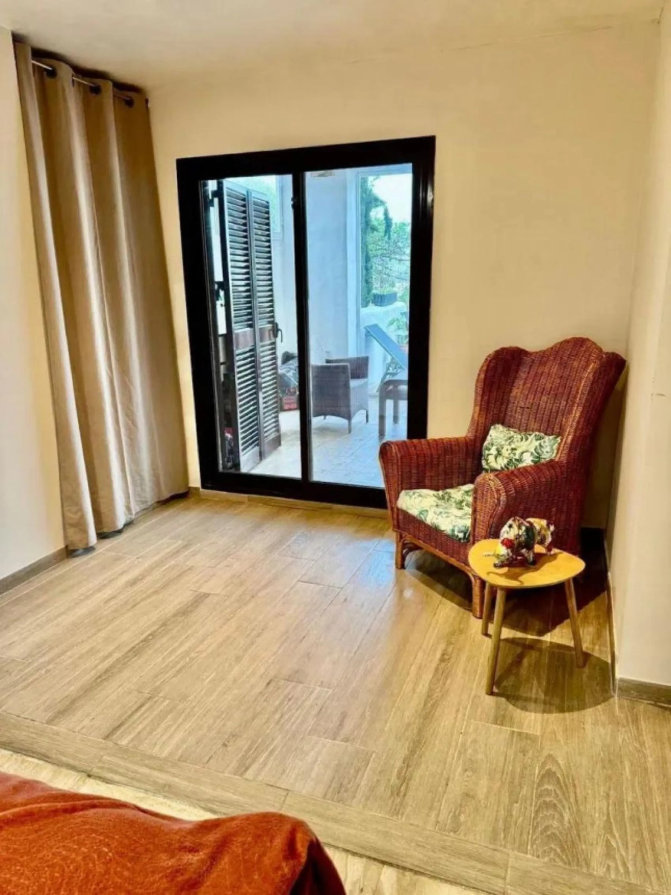 This elegant two-bedroom, two-bathroom apartment is just 5 minutes from the beautiful beaches of Bahia de Casares and offers you a lifestyle of tranquility and comfort. The apartment is located in Residencial Mirabella within the prestigious Dona Julia Go
