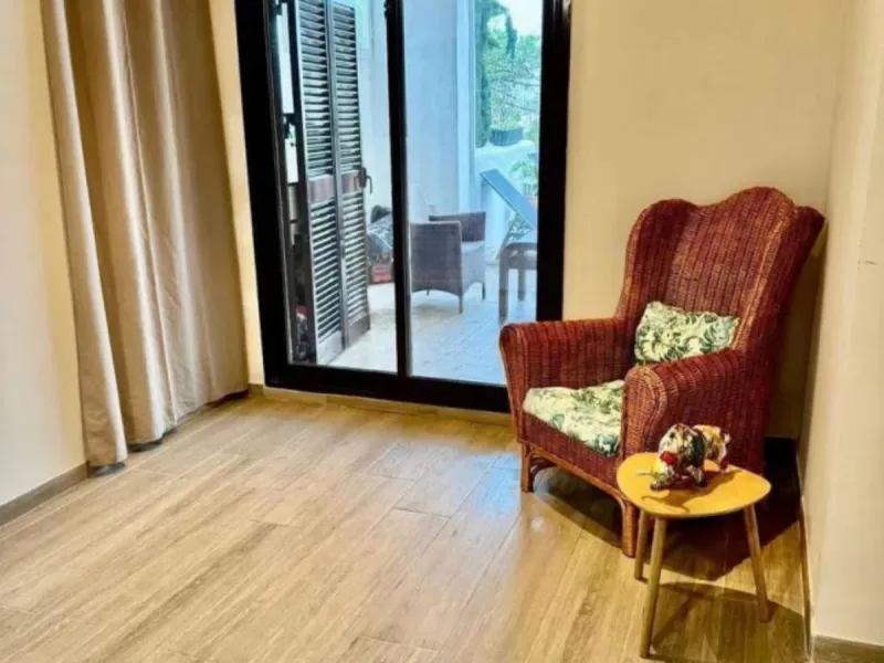 This elegant two-bedroom, two-bathroom apartment is just 5 minutes from the beautiful beaches of Bahia de Casares and offers you a lifestyle of tranquility and comfort. The apartment is located in Residencial Mirabella within the prestigious Dona Julia Go