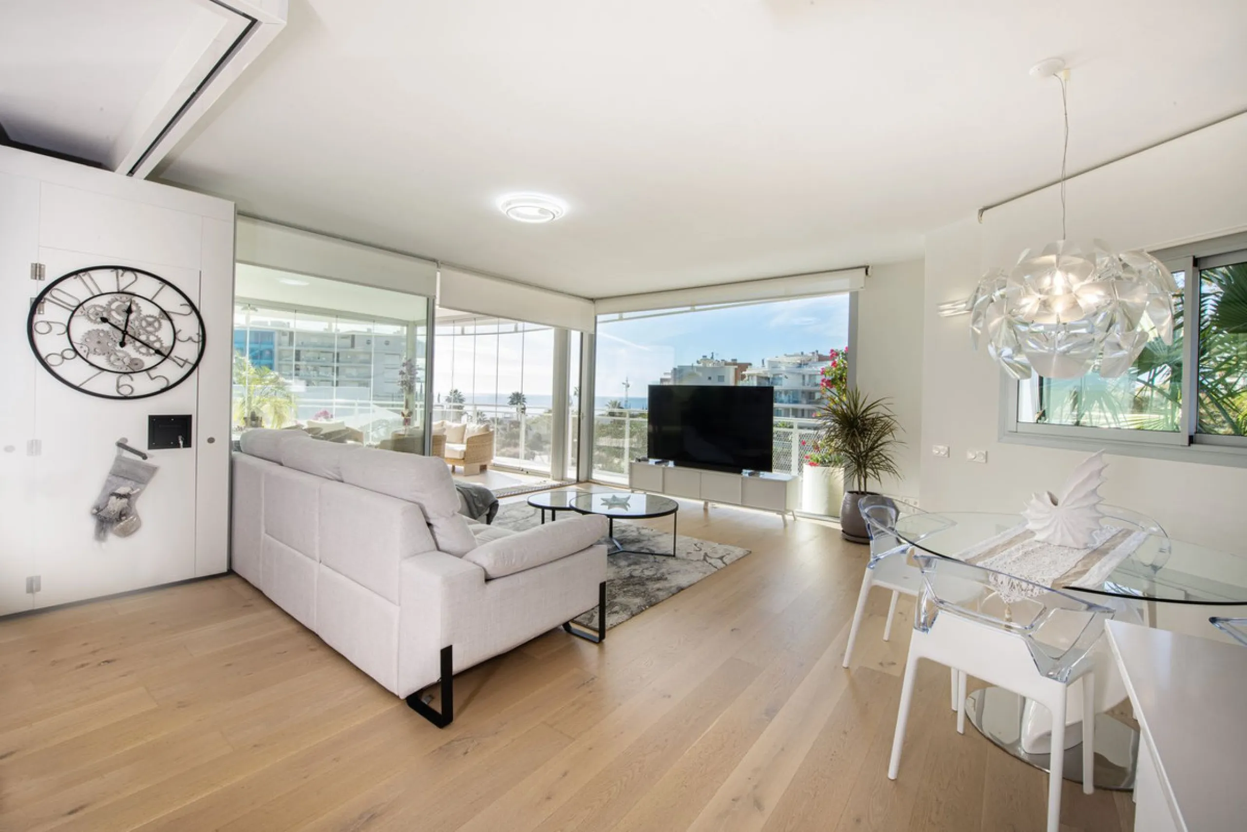 Discover paradise by the sea in this spectacular luxury apartment in El Higueron! Located in an exclusive residential area, this apartment offers you an unrivalled living experience with breathtaking views to the sea and the port. The property has a maste