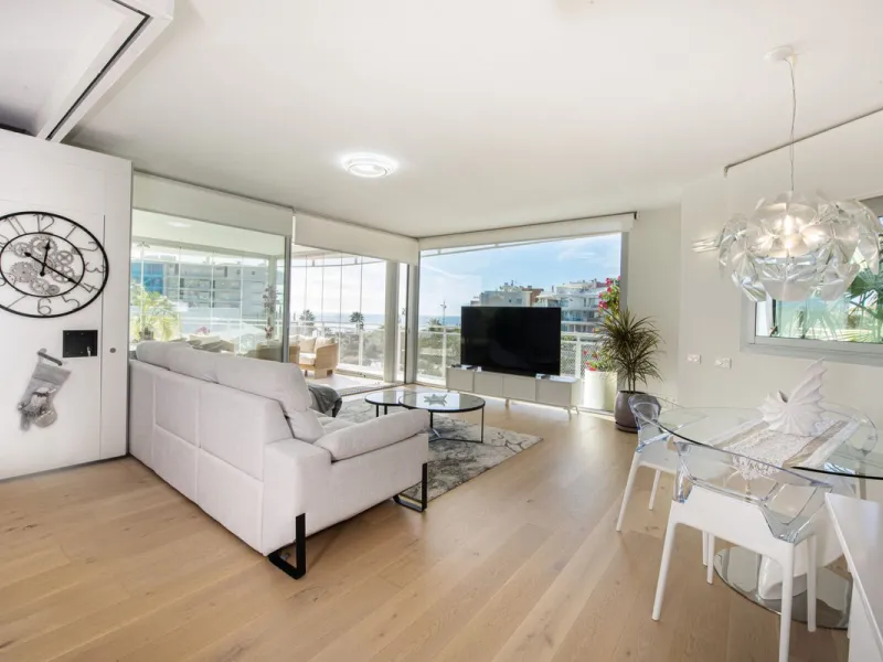 Discover paradise by the sea in this spectacular luxury apartment in El Higueron! Located in an exclusive residential area, this apartment offers you an unrivalled living experience with breathtaking views to the sea and the port. The property has a maste