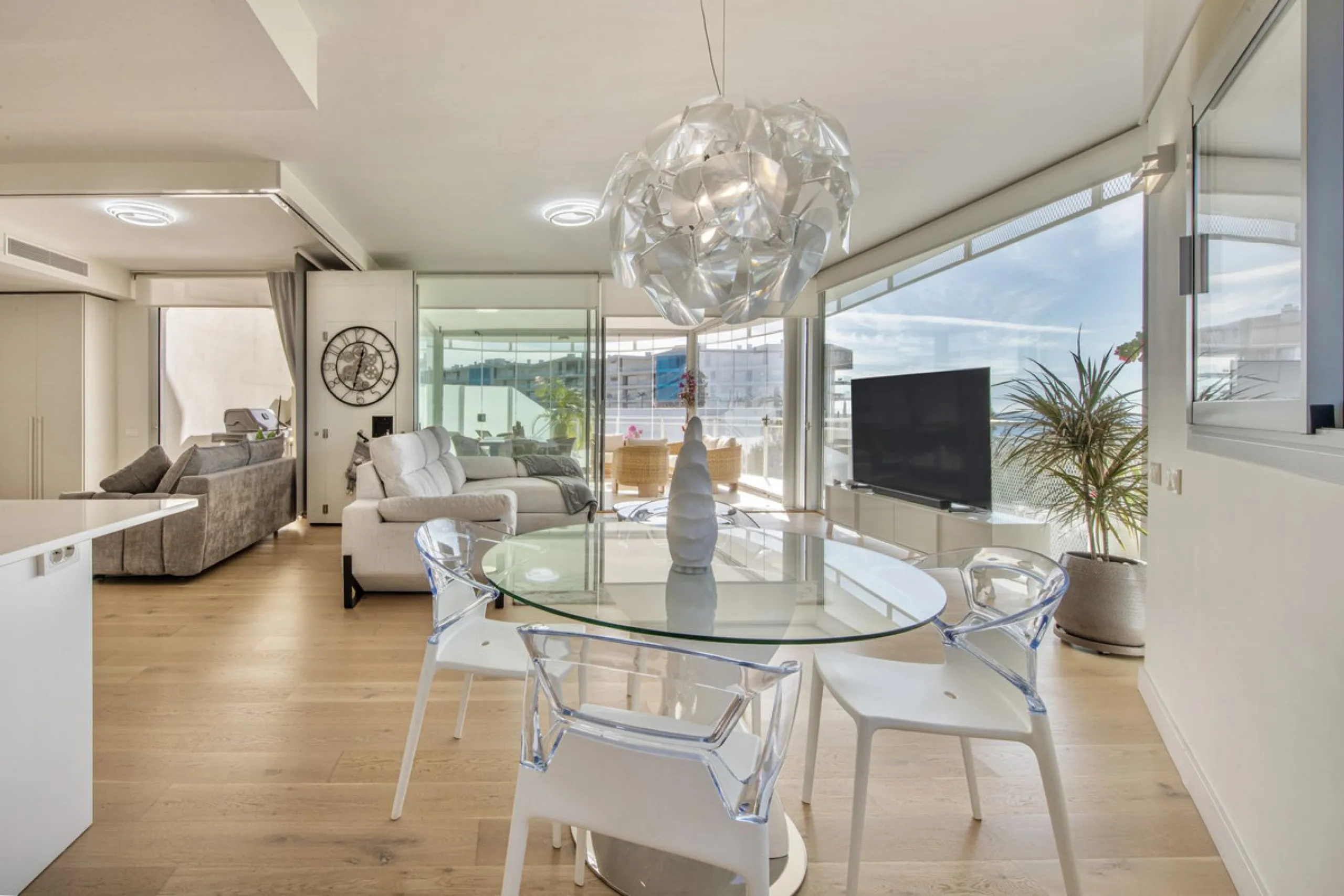 Discover paradise by the sea in this spectacular luxury apartment in El Higueron! Located in an exclusive residential area, this apartment offers you an unrivalled living experience with breathtaking views to the sea and the port. The property has a maste