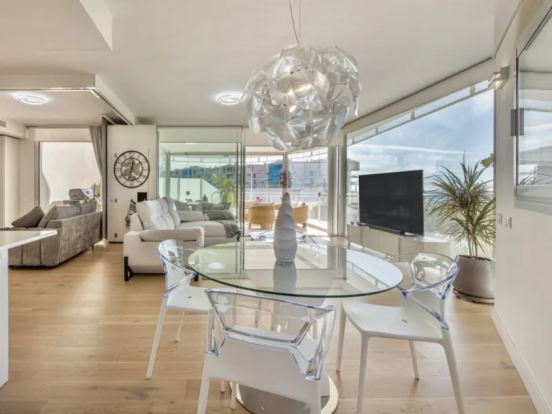 Discover paradise by the sea in this spectacular luxury apartment in El Higueron! Located in an exclusive residential area, this apartment offers you an unrivalled living experience with breathtaking views to the sea and the port. The property has a maste