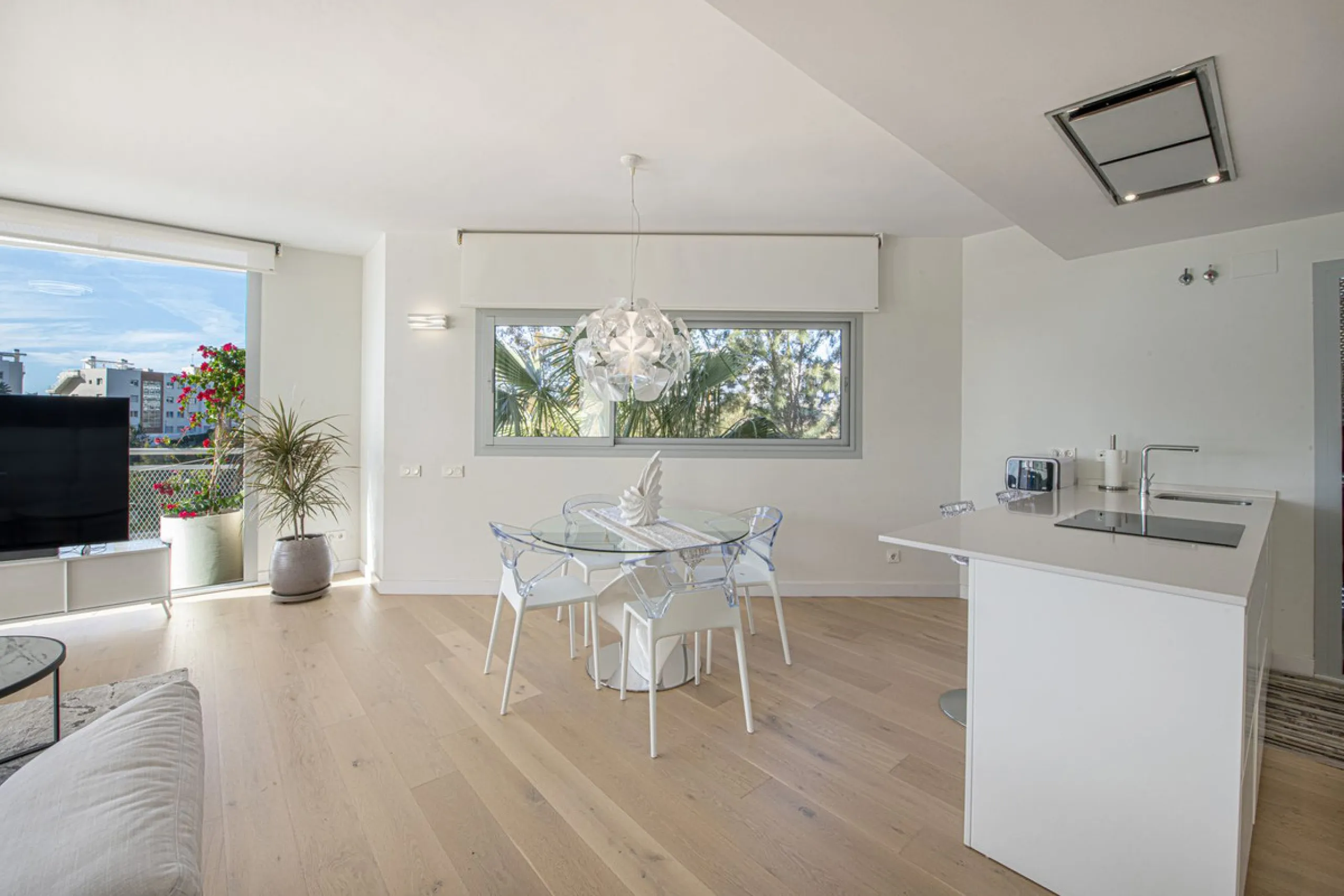 Discover paradise by the sea in this spectacular luxury apartment in El Higueron! Located in an exclusive residential area, this apartment offers you an unrivalled living experience with breathtaking views to the sea and the port. The property has a maste
