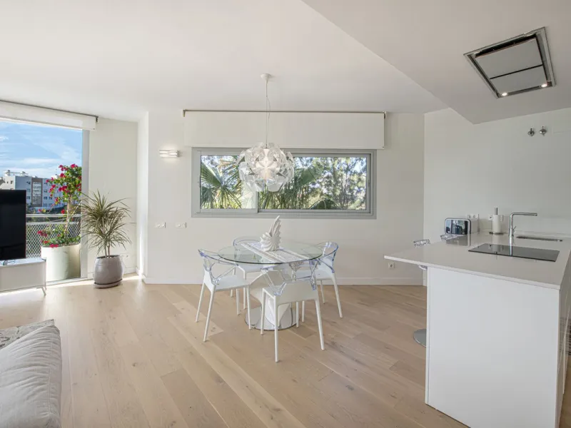 Discover paradise by the sea in this spectacular luxury apartment in El Higueron! Located in an exclusive residential area, this apartment offers you an unrivalled living experience with breathtaking views to the sea and the port. The property has a maste