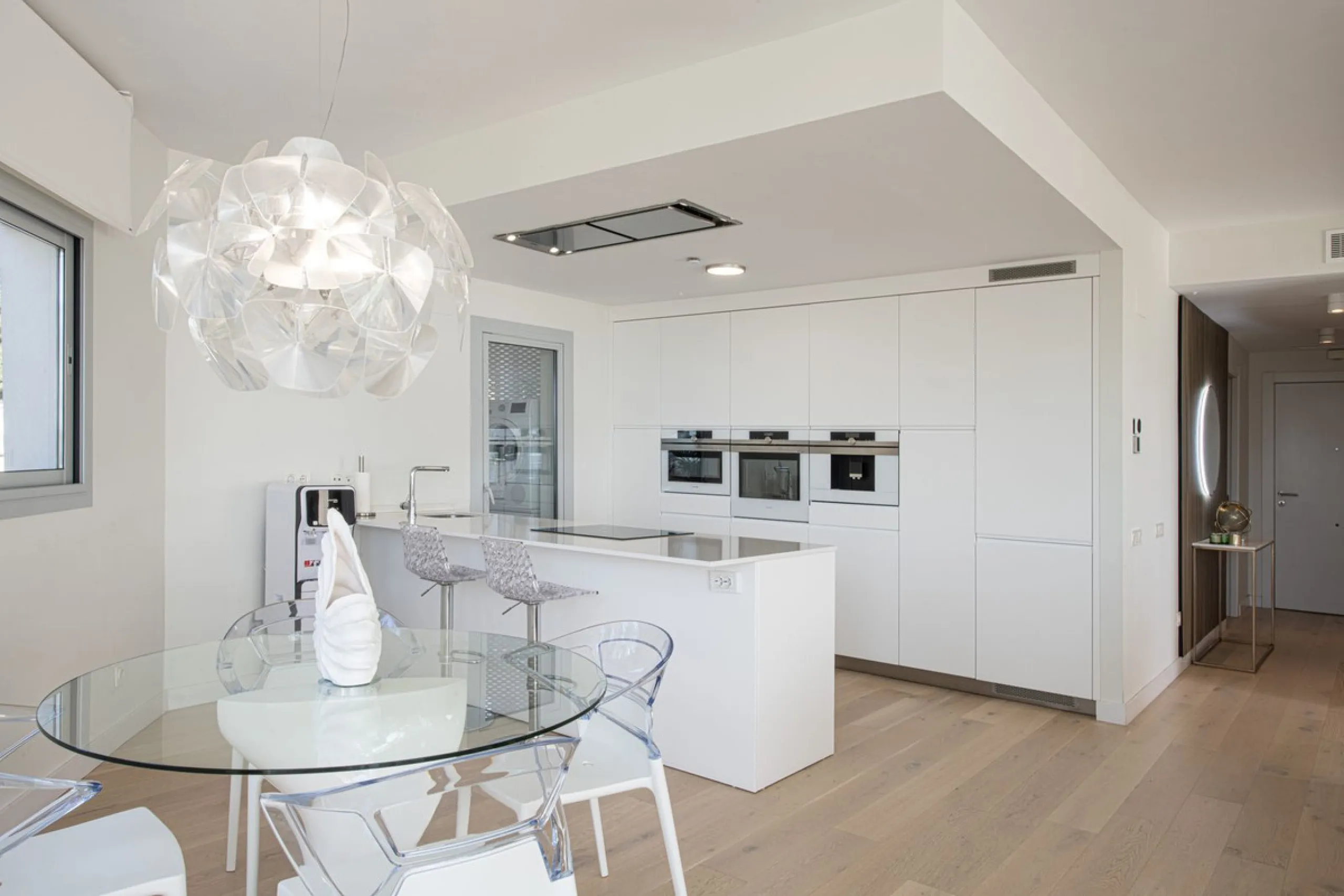 Discover paradise by the sea in this spectacular luxury apartment in El Higueron! Located in an exclusive residential area, this apartment offers you an unrivalled living experience with breathtaking views to the sea and the port. The property has a maste