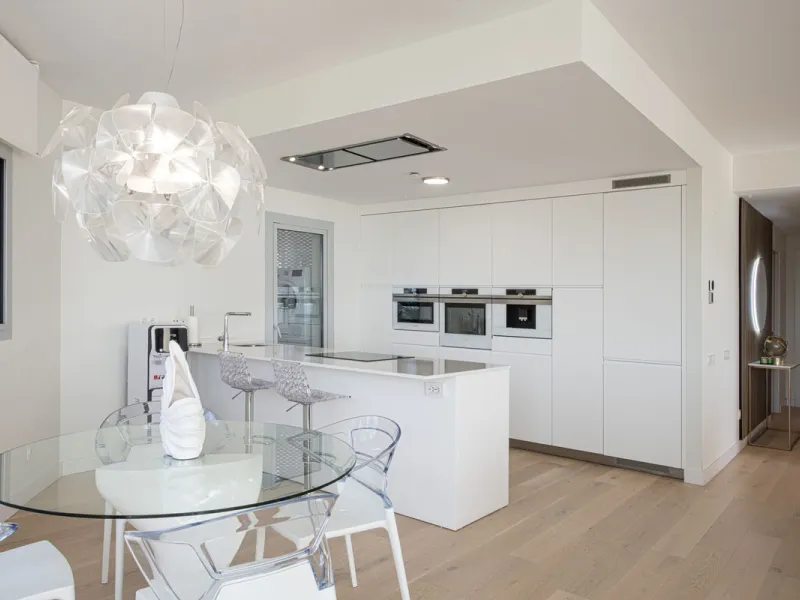 Discover paradise by the sea in this spectacular luxury apartment in El Higueron! Located in an exclusive residential area, this apartment offers you an unrivalled living experience with breathtaking views to the sea and the port. The property has a maste