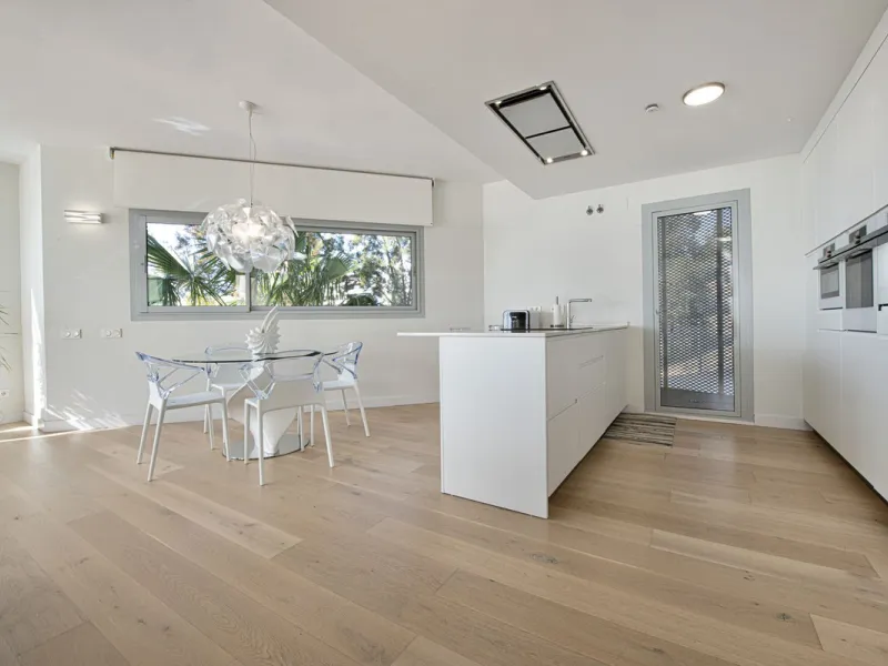 Discover paradise by the sea in this spectacular luxury apartment in El Higueron! Located in an exclusive residential area, this apartment offers you an unrivalled living experience with breathtaking views to the sea and the port. The property has a maste