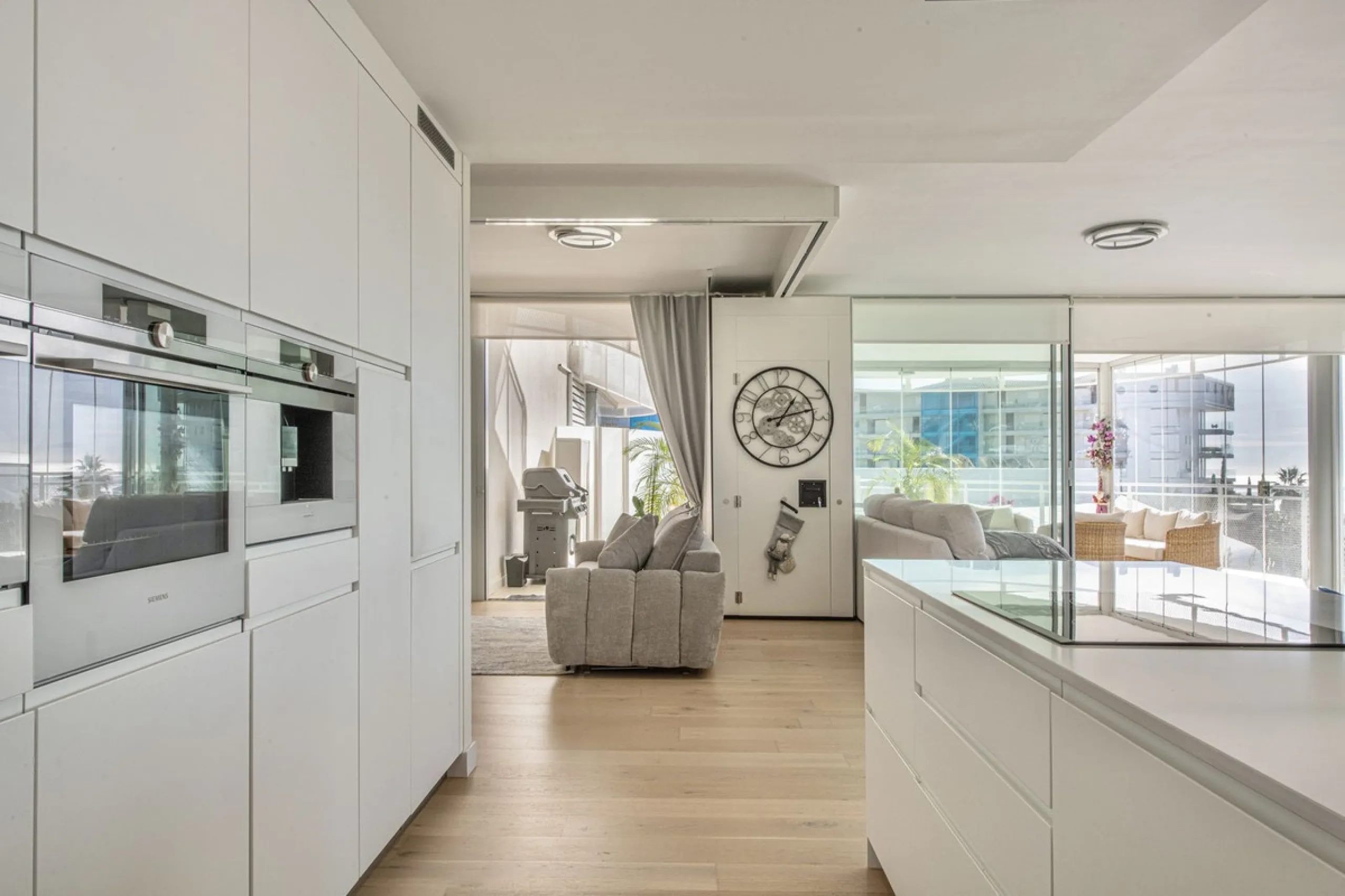 Discover paradise by the sea in this spectacular luxury apartment in El Higueron! Located in an exclusive residential area, this apartment offers you an unrivalled living experience with breathtaking views to the sea and the port. The property has a maste