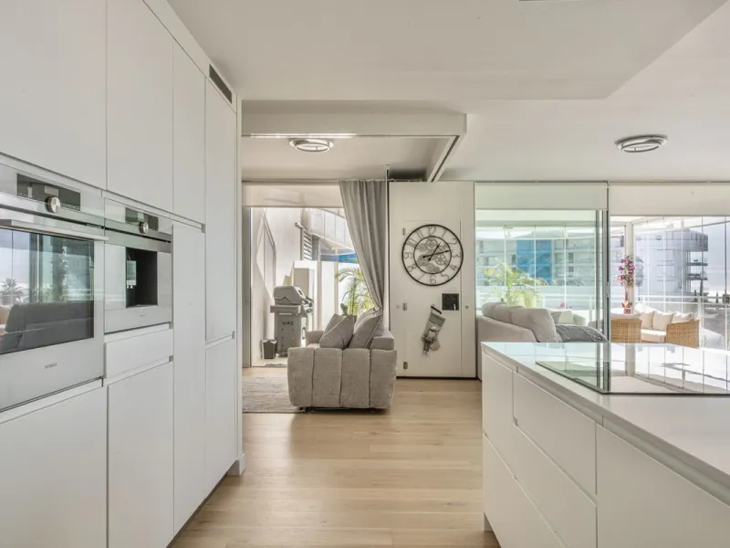 Discover paradise by the sea in this spectacular luxury apartment in El Higueron! Located in an exclusive residential area, this apartment offers you an unrivalled living experience with breathtaking views to the sea and the port. The property has a maste