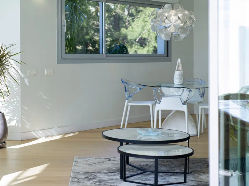 Discover paradise by the sea in this spectacular luxury apartment in El Higueron! Located in an exclusive residential area, this apartment offers you an unrivalled living experience with breathtaking views to the sea and the port. The property has a maste