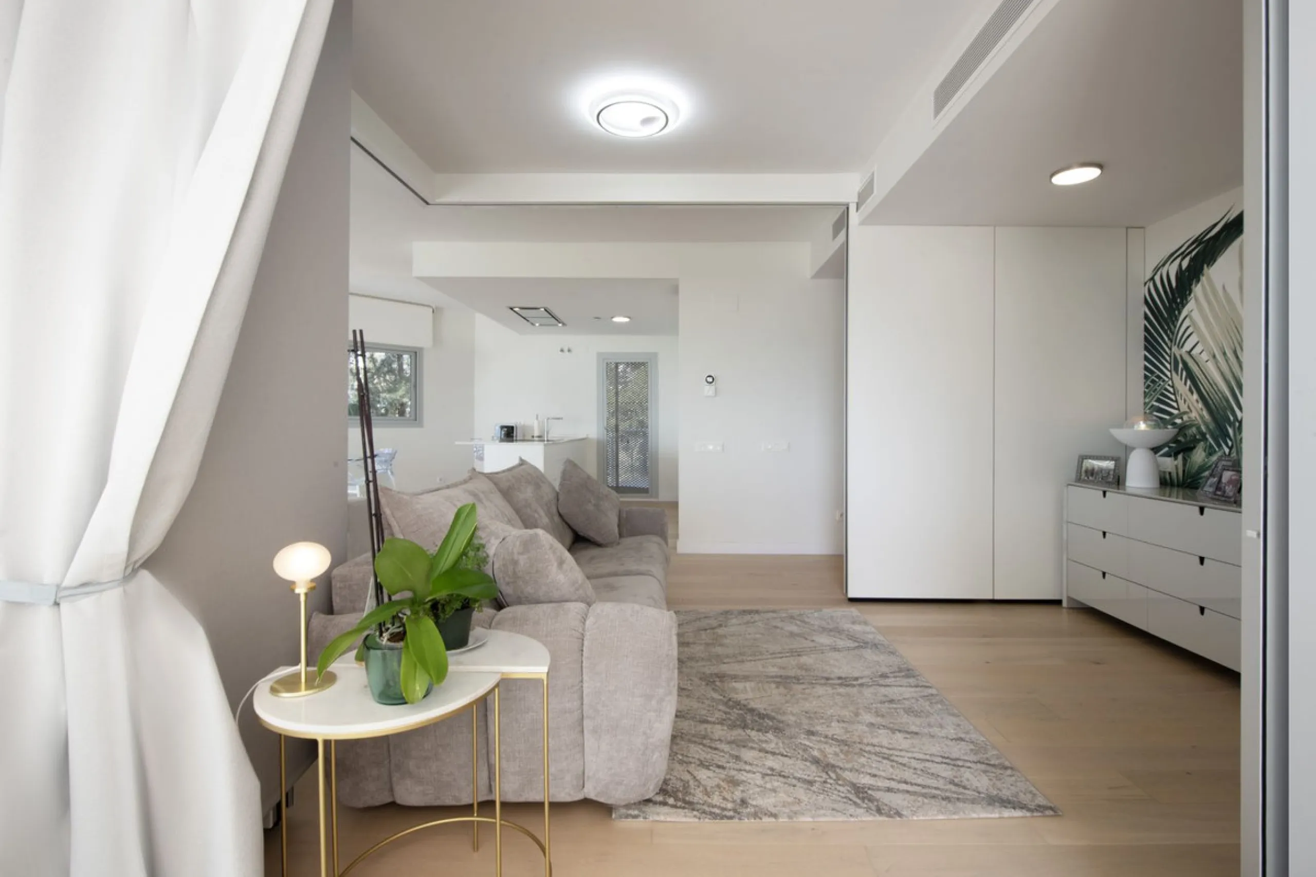 Discover paradise by the sea in this spectacular luxury apartment in El Higueron! Located in an exclusive residential area, this apartment offers you an unrivalled living experience with breathtaking views to the sea and the port. The property has a maste