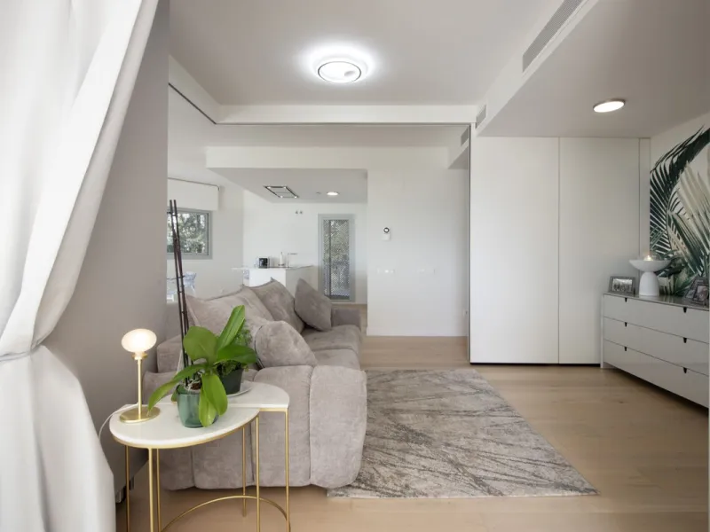 Discover paradise by the sea in this spectacular luxury apartment in El Higueron! Located in an exclusive residential area, this apartment offers you an unrivalled living experience with breathtaking views to the sea and the port. The property has a maste
