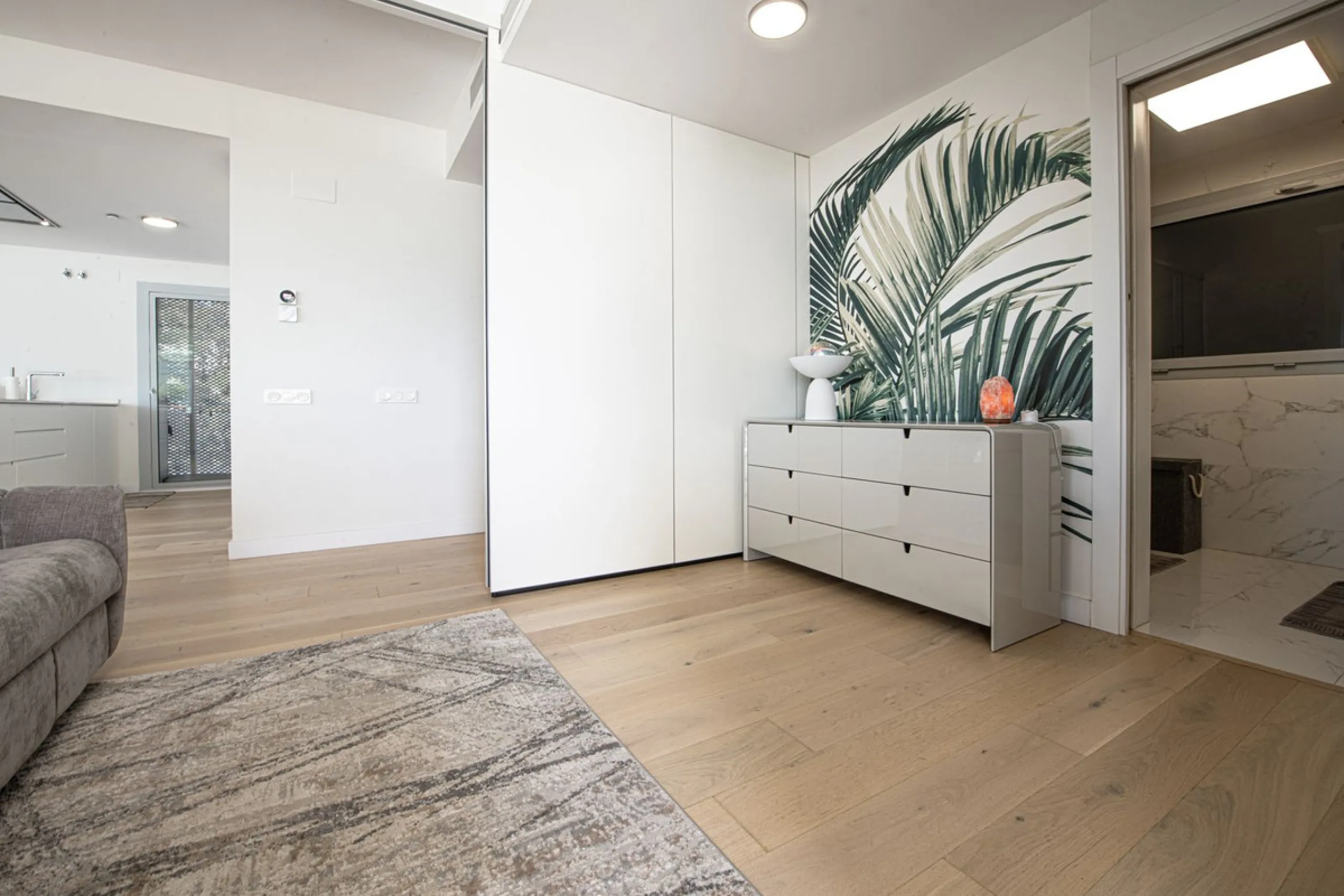 Discover paradise by the sea in this spectacular luxury apartment in El Higueron! Located in an exclusive residential area, this apartment offers you an unrivalled living experience with breathtaking views to the sea and the port. The property has a maste