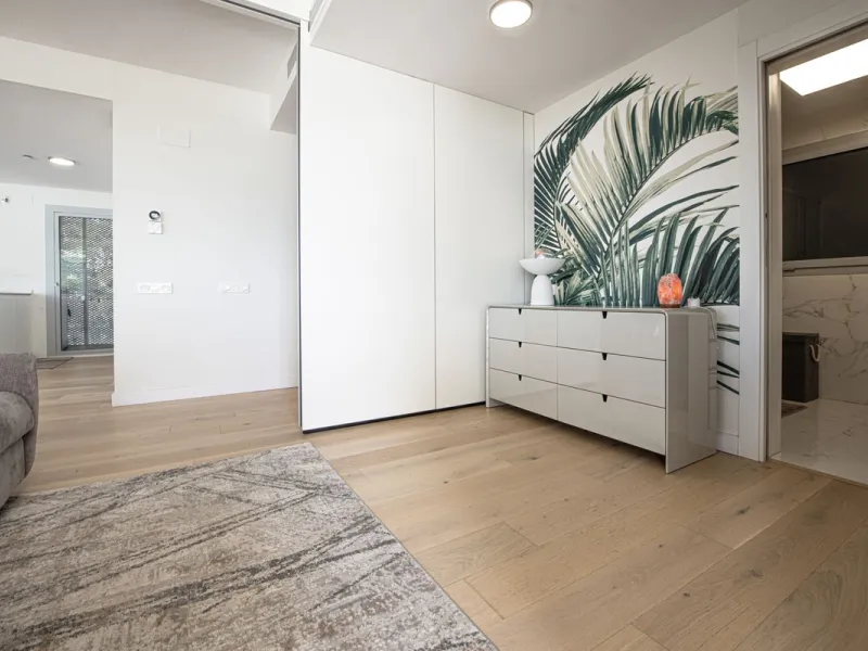 Discover paradise by the sea in this spectacular luxury apartment in El Higueron! Located in an exclusive residential area, this apartment offers you an unrivalled living experience with breathtaking views to the sea and the port. The property has a maste