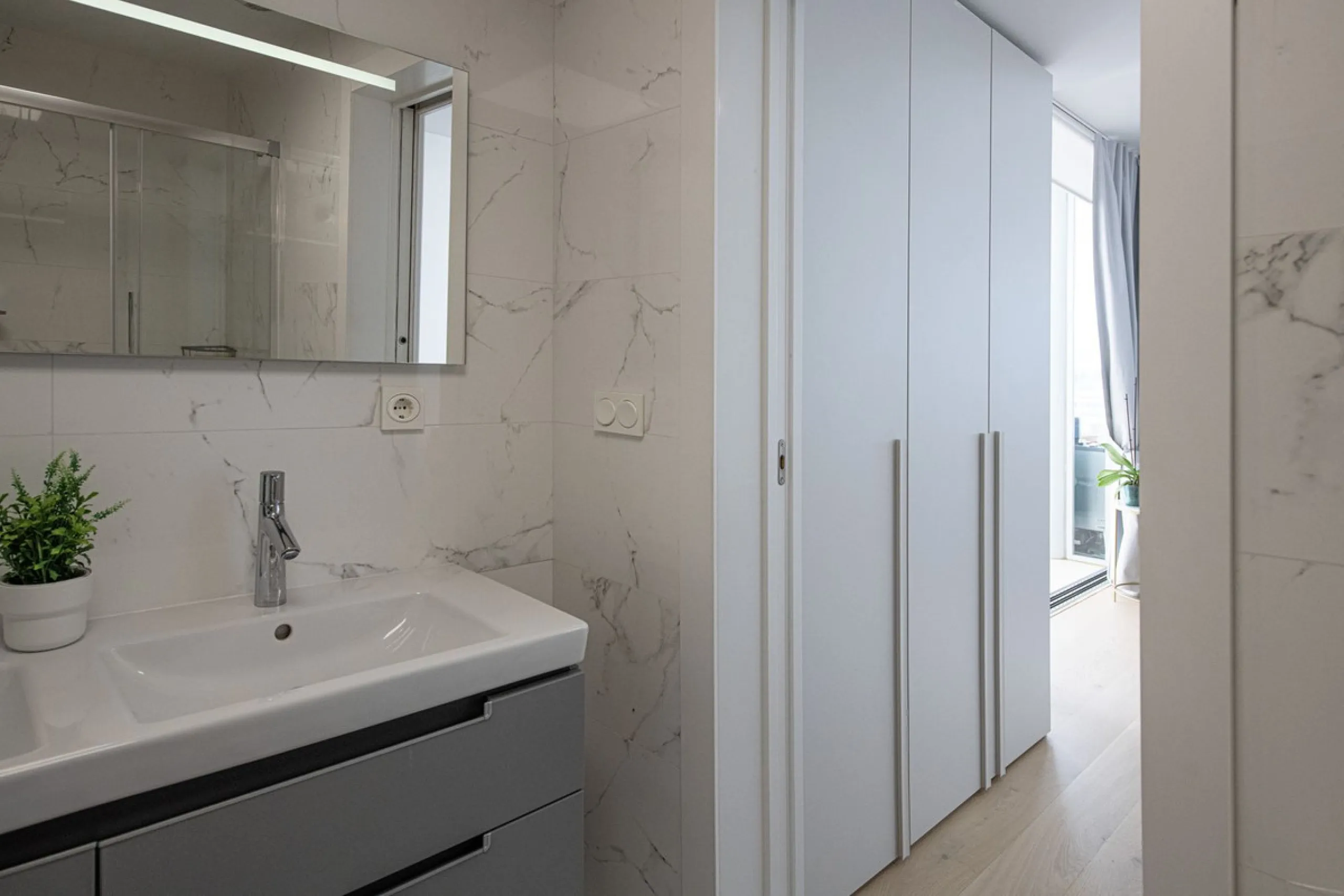 Discover paradise by the sea in this spectacular luxury apartment in El Higueron! Located in an exclusive residential area, this apartment offers you an unrivalled living experience with breathtaking views to the sea and the port. The property has a maste