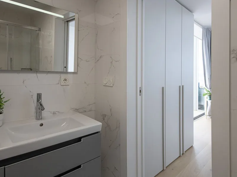 Discover paradise by the sea in this spectacular luxury apartment in El Higueron! Located in an exclusive residential area, this apartment offers you an unrivalled living experience with breathtaking views to the sea and the port. The property has a maste