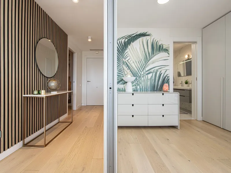 Discover paradise by the sea in this spectacular luxury apartment in El Higueron! Located in an exclusive residential area, this apartment offers you an unrivalled living experience with breathtaking views to the sea and the port. The property has a maste