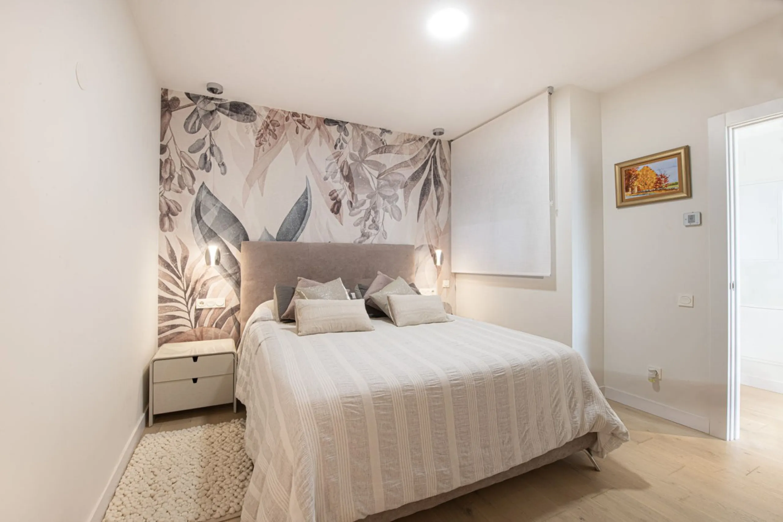 Discover paradise by the sea in this spectacular luxury apartment in El Higueron! Located in an exclusive residential area, this apartment offers you an unrivalled living experience with breathtaking views to the sea and the port. The property has a maste