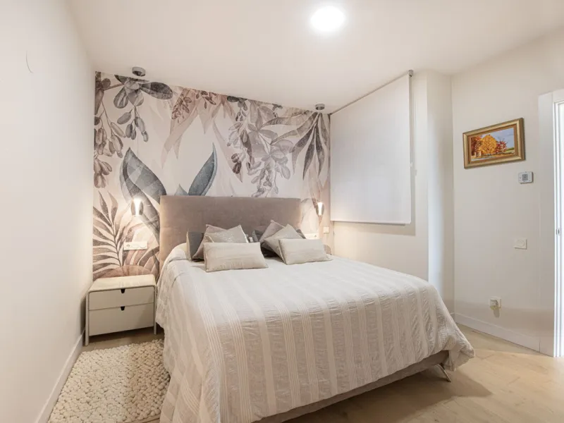 Discover paradise by the sea in this spectacular luxury apartment in El Higueron! Located in an exclusive residential area, this apartment offers you an unrivalled living experience with breathtaking views to the sea and the port. The property has a maste