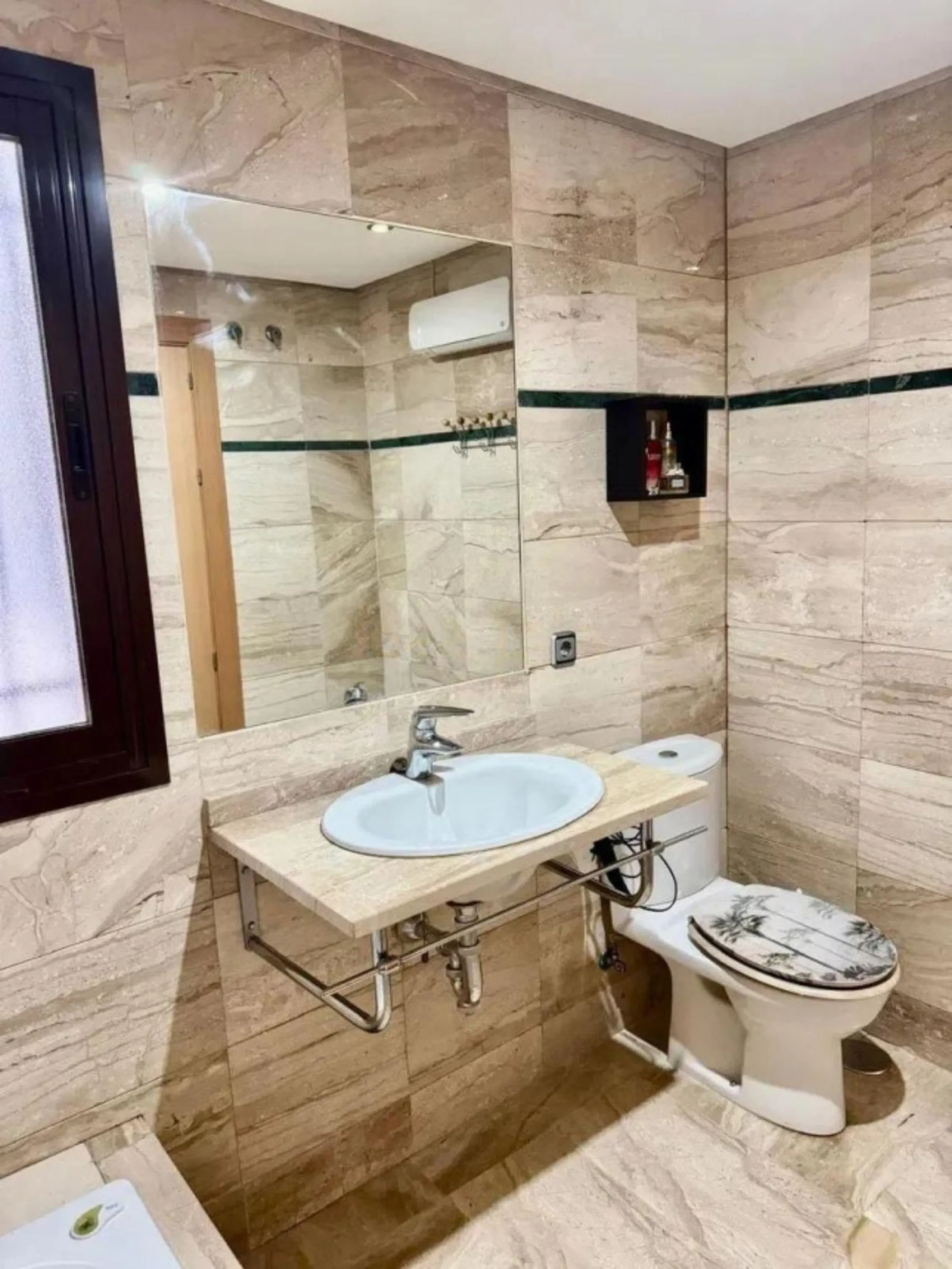 This elegant two-bedroom, two-bathroom apartment is just 5 minutes from the beautiful beaches of Bahia de Casares and offers you a lifestyle of tranquility and comfort. The apartment is located in Residencial Mirabella within the prestigious Dona Julia Go