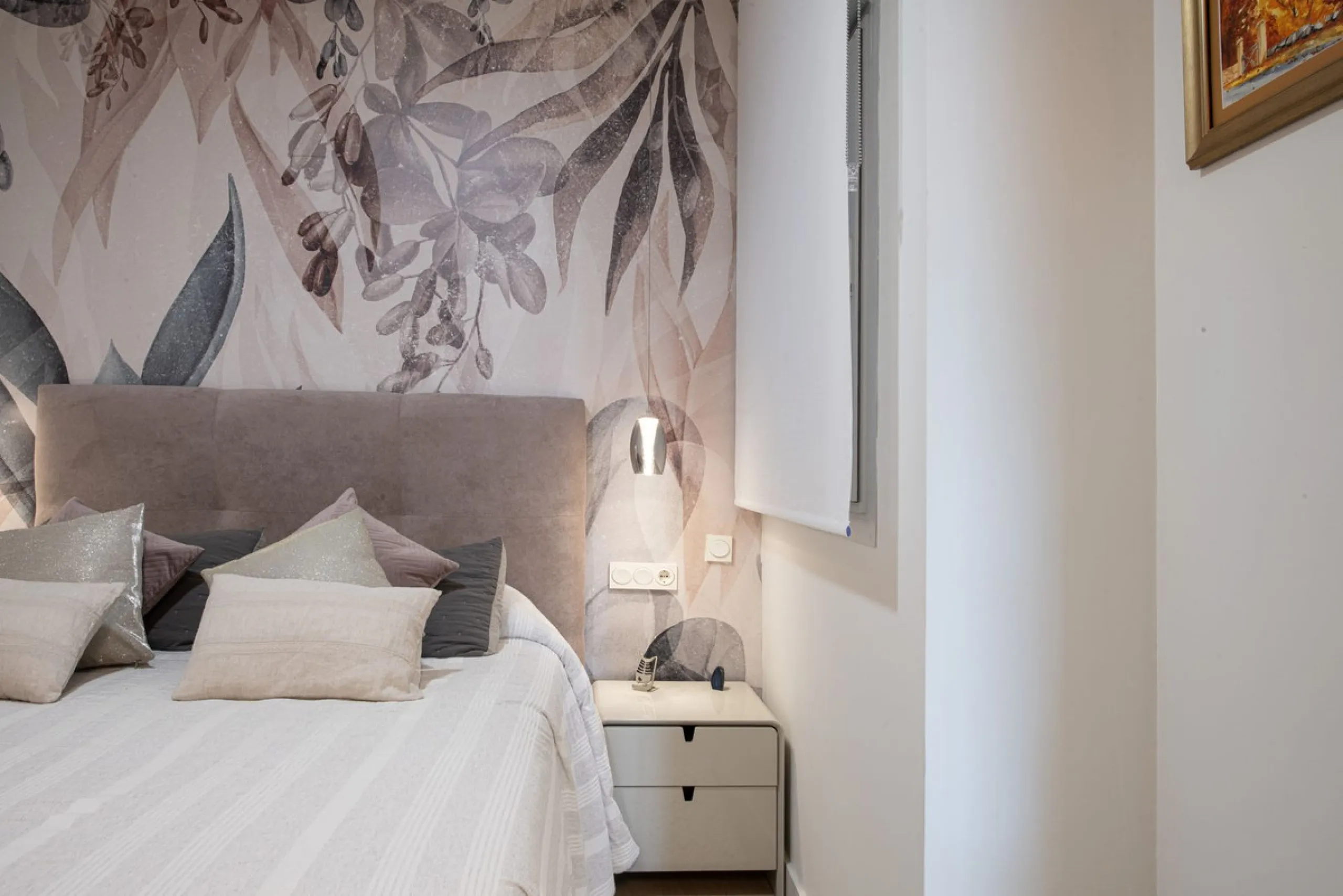 Discover paradise by the sea in this spectacular luxury apartment in El Higueron! Located in an exclusive residential area, this apartment offers you an unrivalled living experience with breathtaking views to the sea and the port. The property has a maste