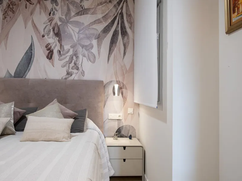 Discover paradise by the sea in this spectacular luxury apartment in El Higueron! Located in an exclusive residential area, this apartment offers you an unrivalled living experience with breathtaking views to the sea and the port. The property has a maste