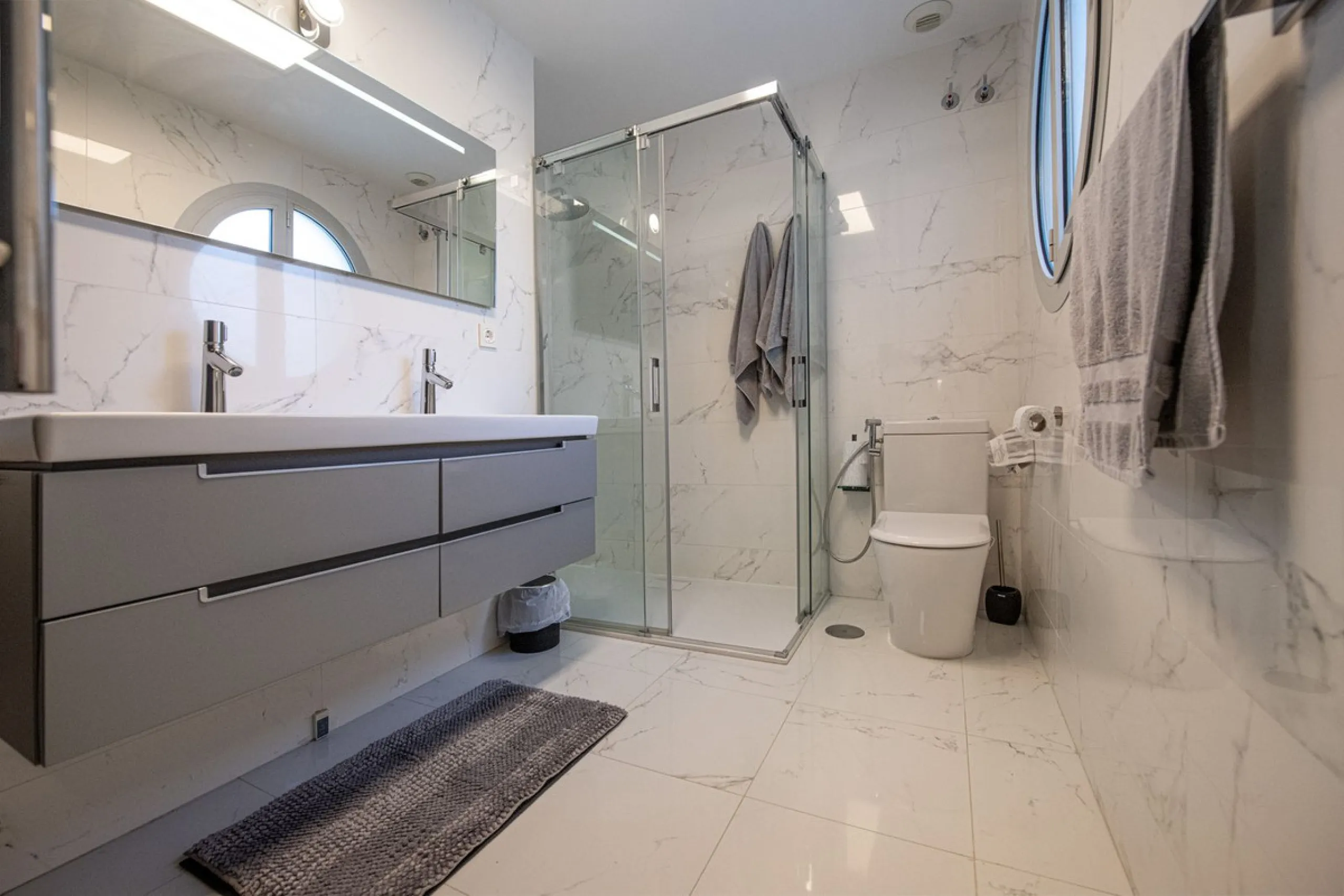 Discover paradise by the sea in this spectacular luxury apartment in El Higueron! Located in an exclusive residential area, this apartment offers you an unrivalled living experience with breathtaking views to the sea and the port. The property has a maste
