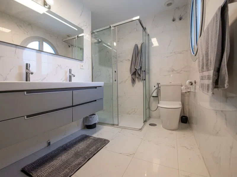 Discover paradise by the sea in this spectacular luxury apartment in El Higueron! Located in an exclusive residential area, this apartment offers you an unrivalled living experience with breathtaking views to the sea and the port. The property has a maste