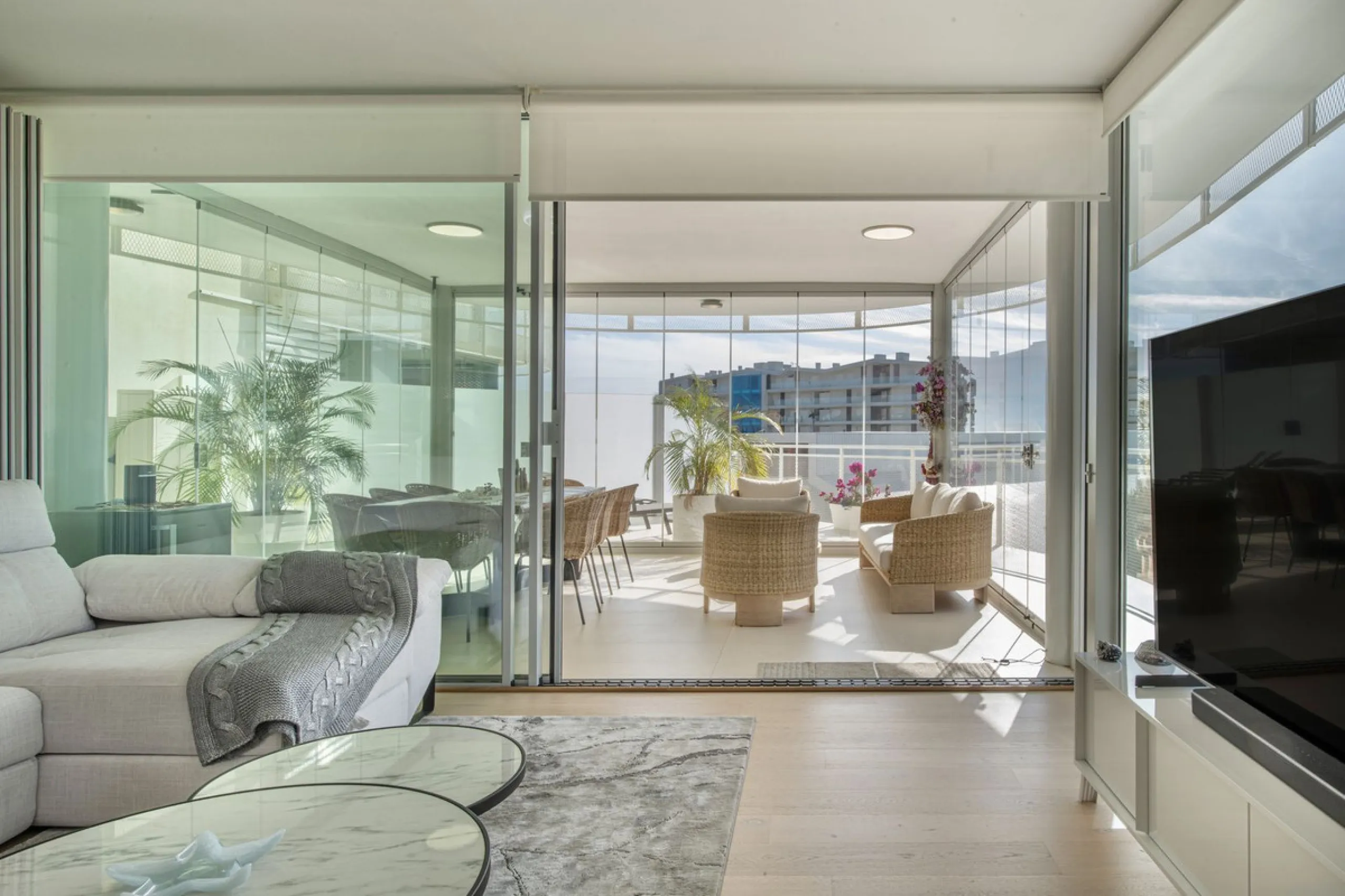 Discover paradise by the sea in this spectacular luxury apartment in El Higueron! Located in an exclusive residential area, this apartment offers you an unrivalled living experience with breathtaking views to the sea and the port. The property has a maste