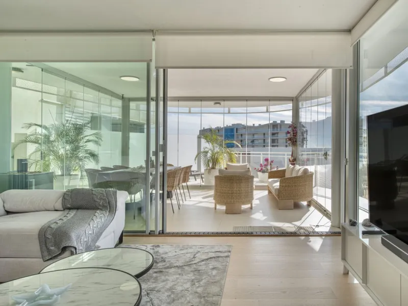 Discover paradise by the sea in this spectacular luxury apartment in El Higueron! Located in an exclusive residential area, this apartment offers you an unrivalled living experience with breathtaking views to the sea and the port. The property has a maste