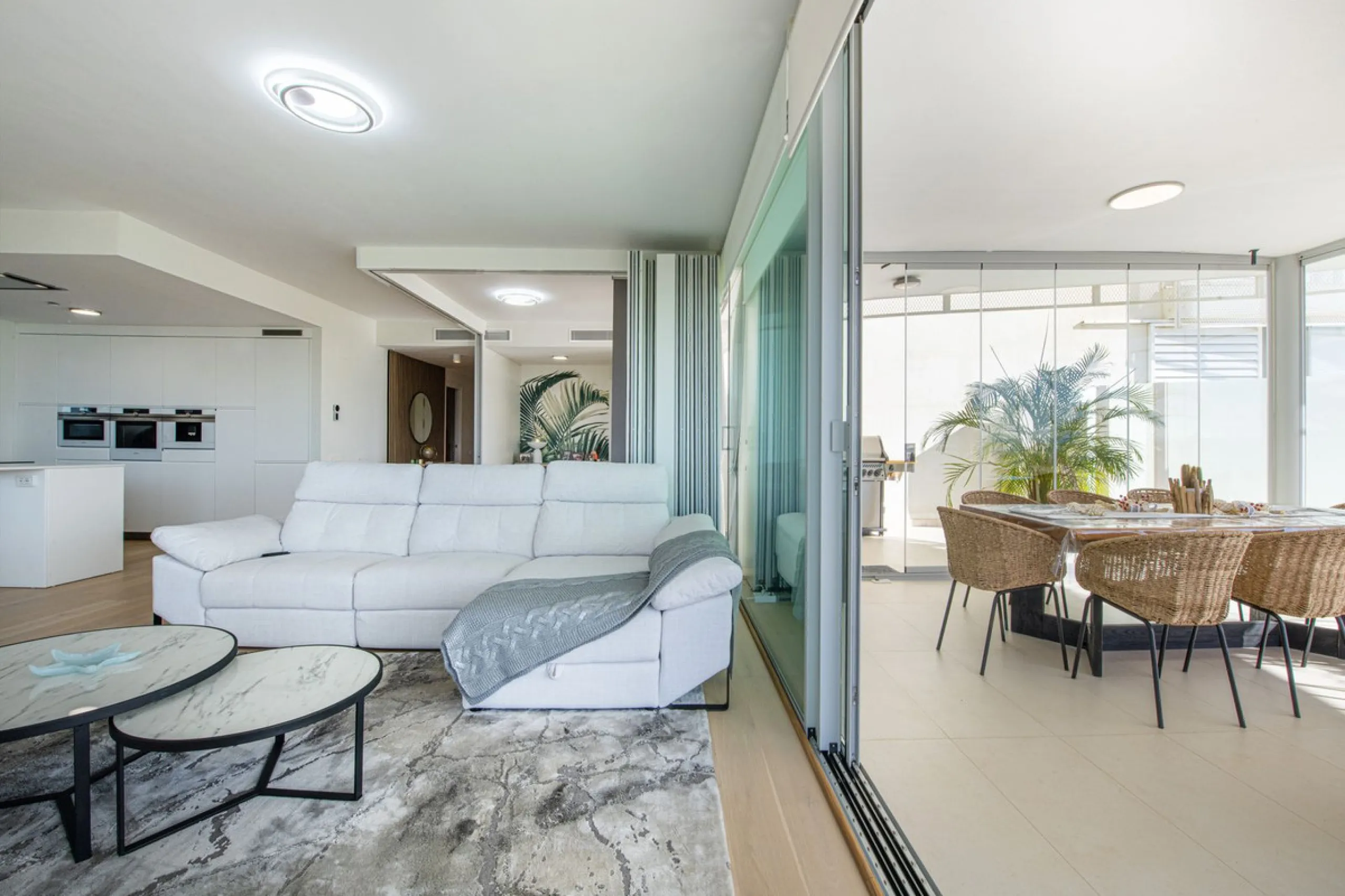 Discover paradise by the sea in this spectacular luxury apartment in El Higueron! Located in an exclusive residential area, this apartment offers you an unrivalled living experience with breathtaking views to the sea and the port. The property has a maste