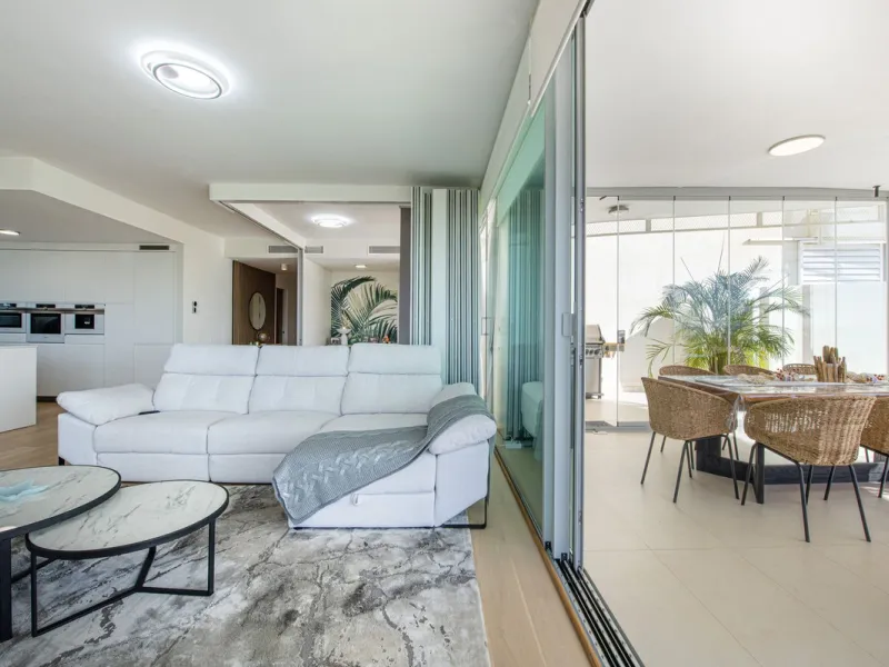 Discover paradise by the sea in this spectacular luxury apartment in El Higueron! Located in an exclusive residential area, this apartment offers you an unrivalled living experience with breathtaking views to the sea and the port. The property has a maste