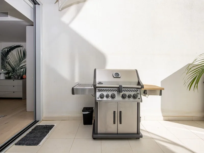 Discover paradise by the sea in this spectacular luxury apartment in El Higueron! Located in an exclusive residential area, this apartment offers you an unrivalled living experience with breathtaking views to the sea and the port. The property has a maste