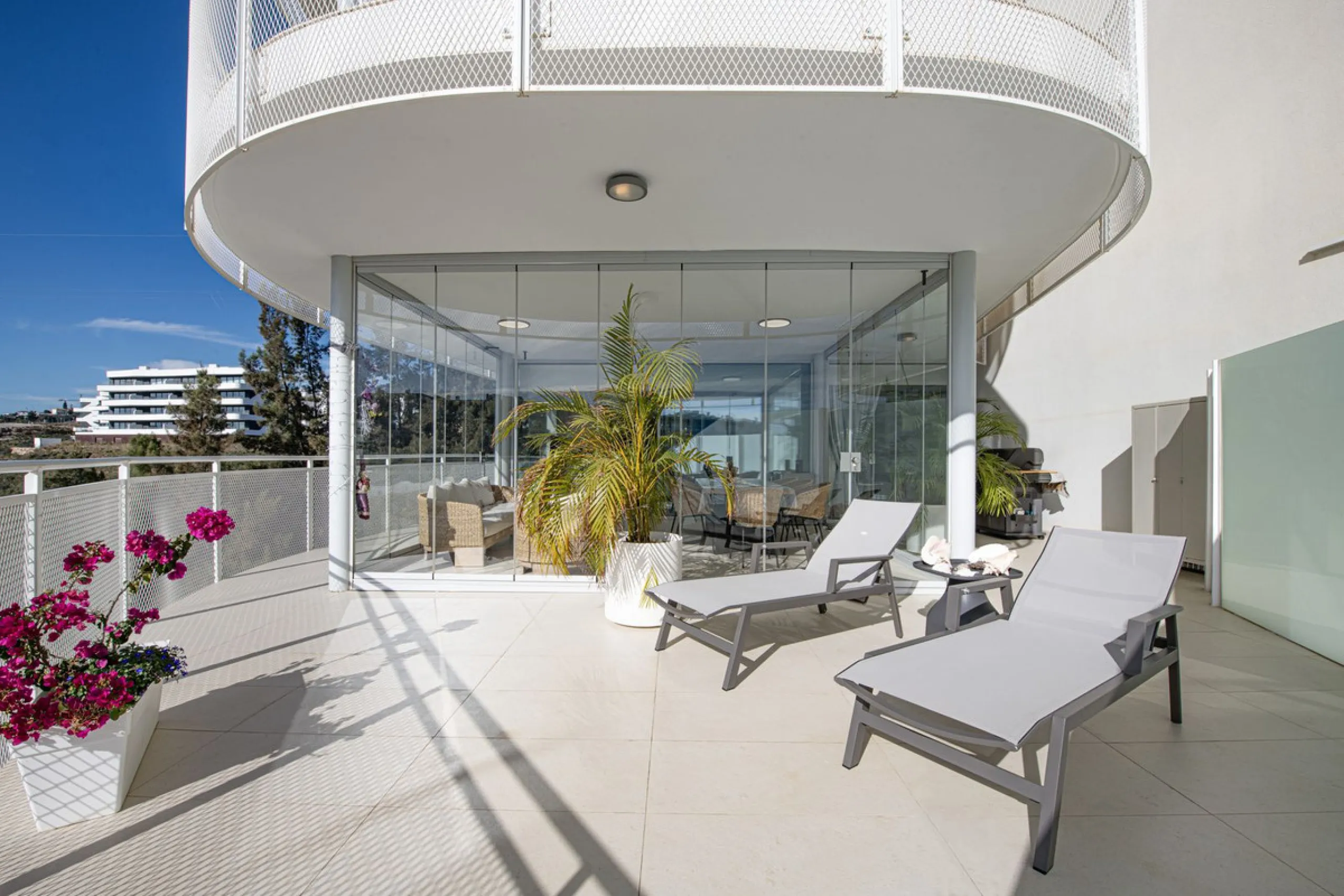 Discover paradise by the sea in this spectacular luxury apartment in El Higueron! Located in an exclusive residential area, this apartment offers you an unrivalled living experience with breathtaking views to the sea and the port. The property has a maste