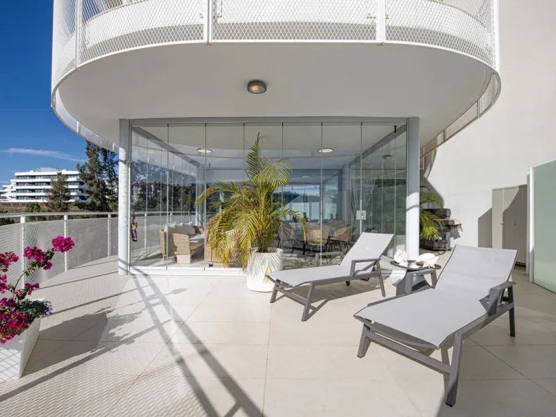 Discover paradise by the sea in this spectacular luxury apartment in El Higueron! Located in an exclusive residential area, this apartment offers you an unrivalled living experience with breathtaking views to the sea and the port. The property has a maste