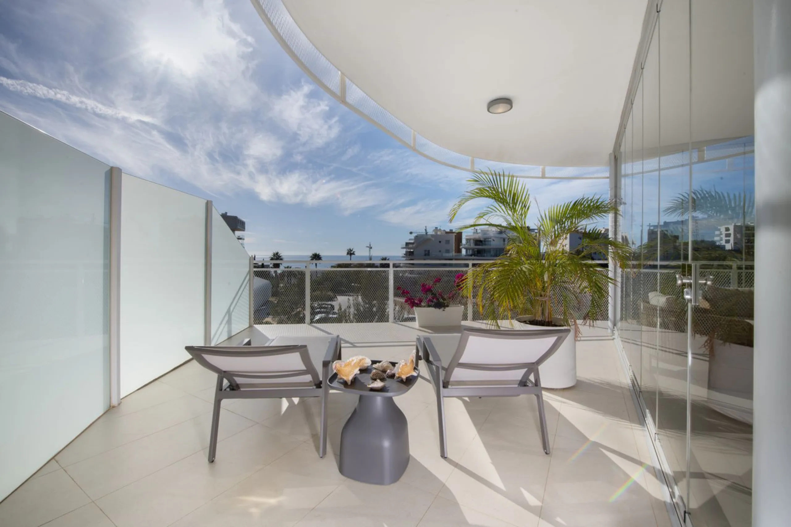 Discover paradise by the sea in this spectacular luxury apartment in El Higueron! Located in an exclusive residential area, this apartment offers you an unrivalled living experience with breathtaking views to the sea and the port. The property has a maste