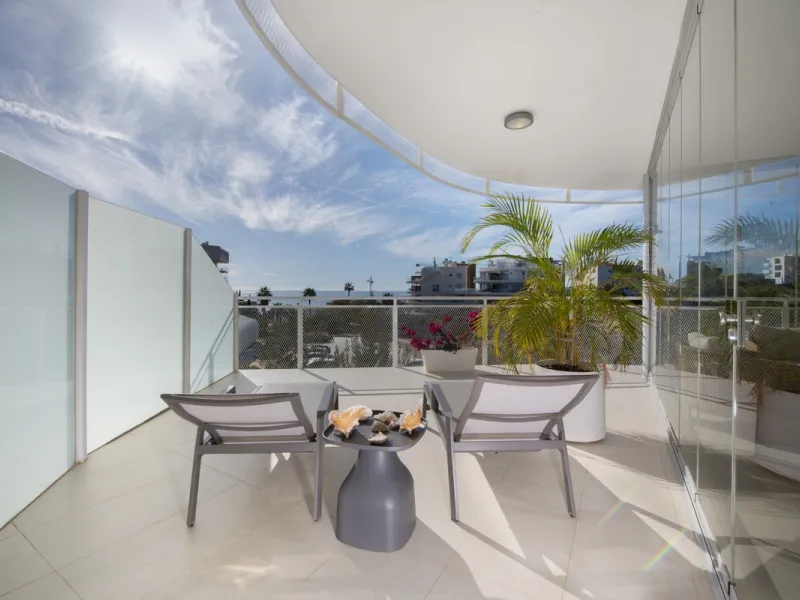 Discover paradise by the sea in this spectacular luxury apartment in El Higueron! Located in an exclusive residential area, this apartment offers you an unrivalled living experience with breathtaking views to the sea and the port. The property has a maste