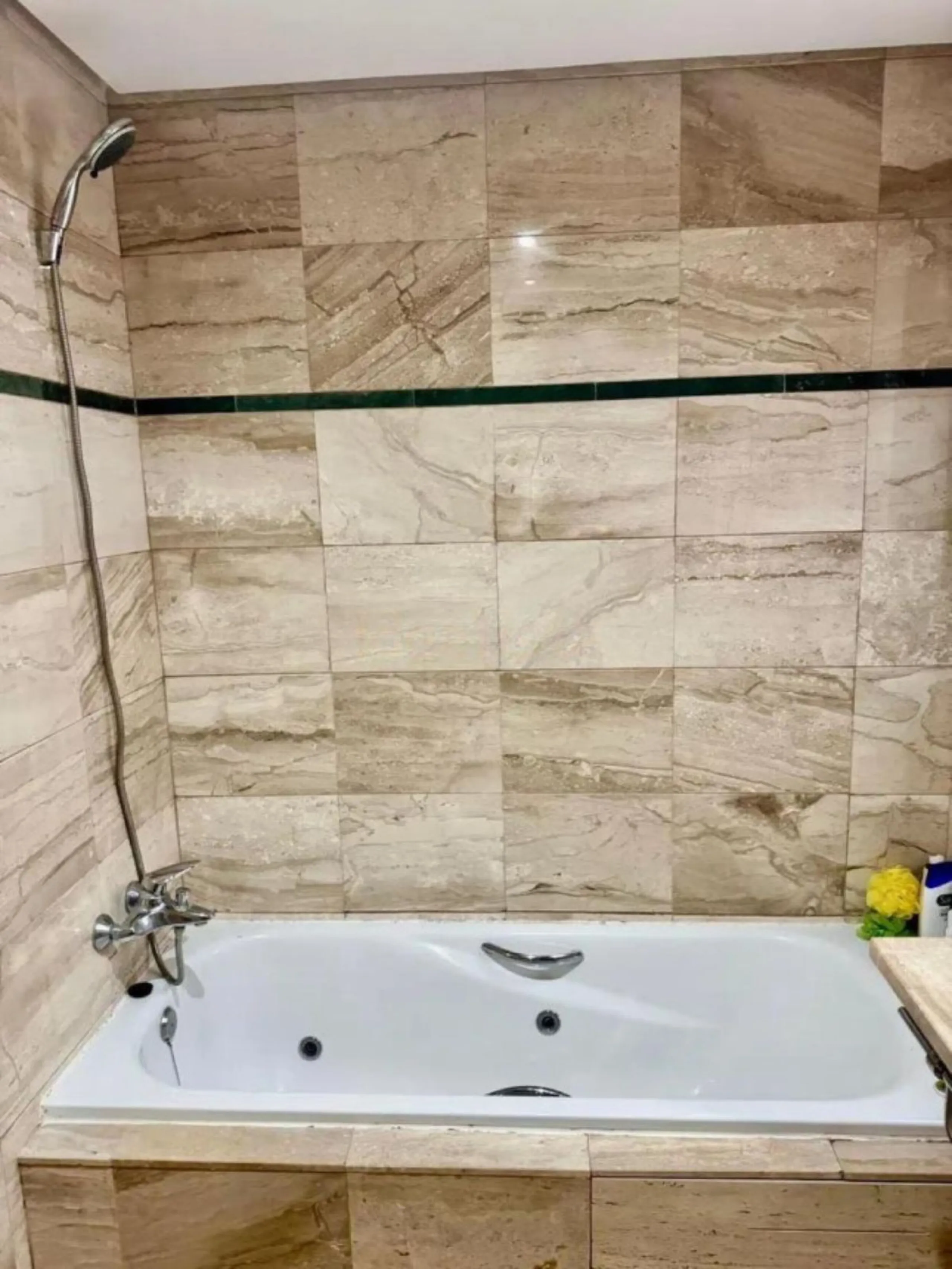 This elegant two-bedroom, two-bathroom apartment is just 5 minutes from the beautiful beaches of Bahia de Casares and offers you a lifestyle of tranquility and comfort. The apartment is located in Residencial Mirabella within the prestigious Dona Julia Go
