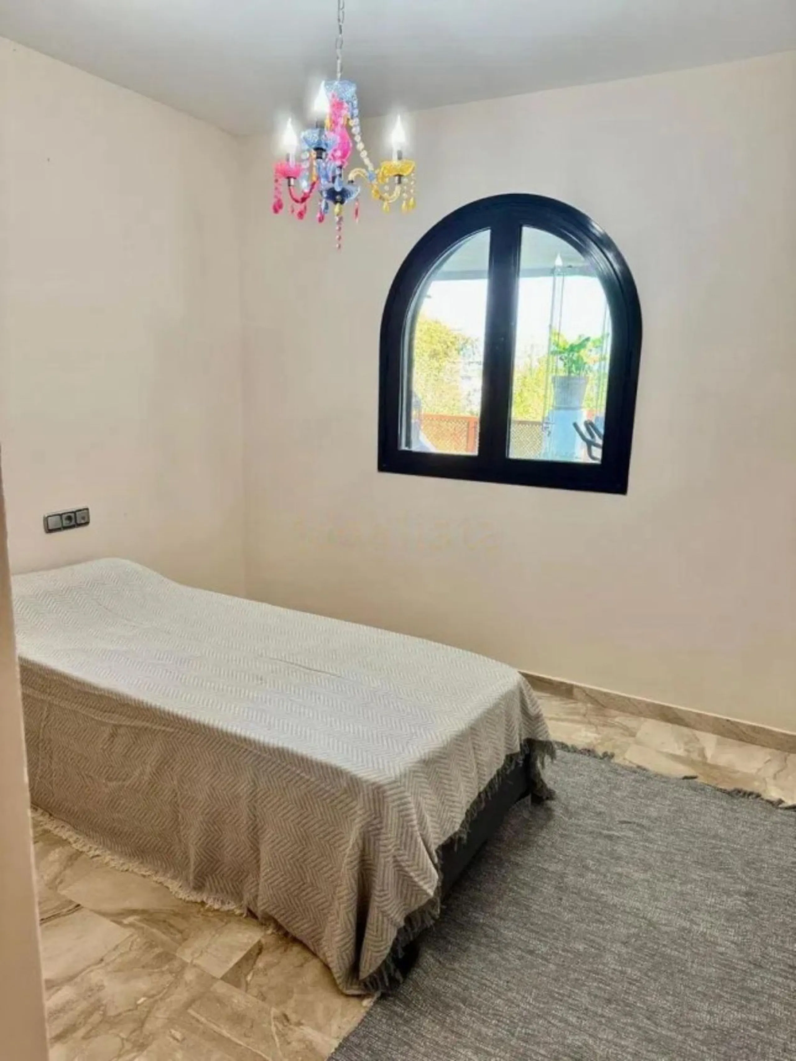 This elegant two-bedroom, two-bathroom apartment is just 5 minutes from the beautiful beaches of Bahia de Casares and offers you a lifestyle of tranquility and comfort. The apartment is located in Residencial Mirabella within the prestigious Dona Julia Go