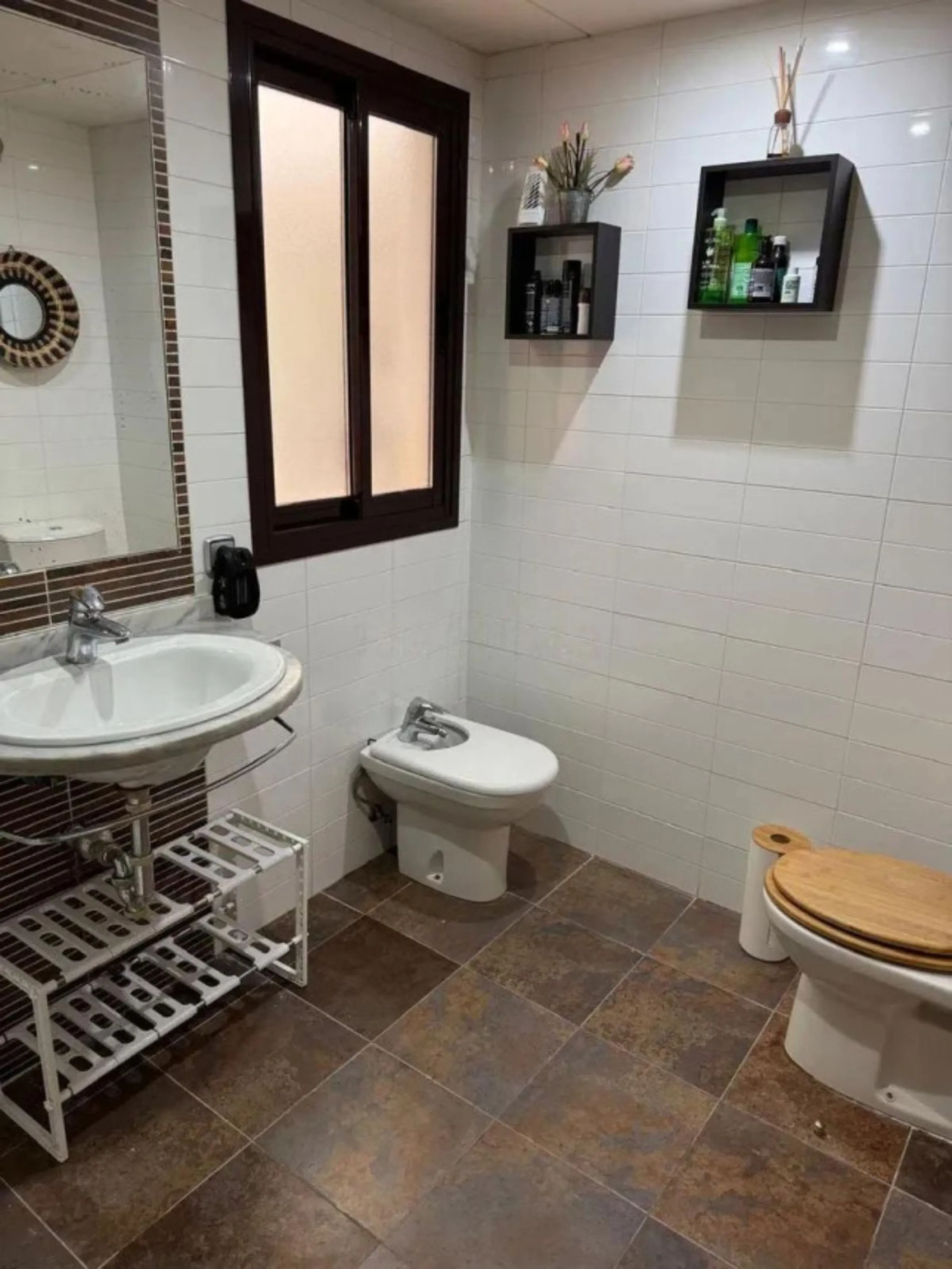 This elegant two-bedroom, two-bathroom apartment is just 5 minutes from the beautiful beaches of Bahia de Casares and offers you a lifestyle of tranquility and comfort. The apartment is located in Residencial Mirabella within the prestigious Dona Julia Go