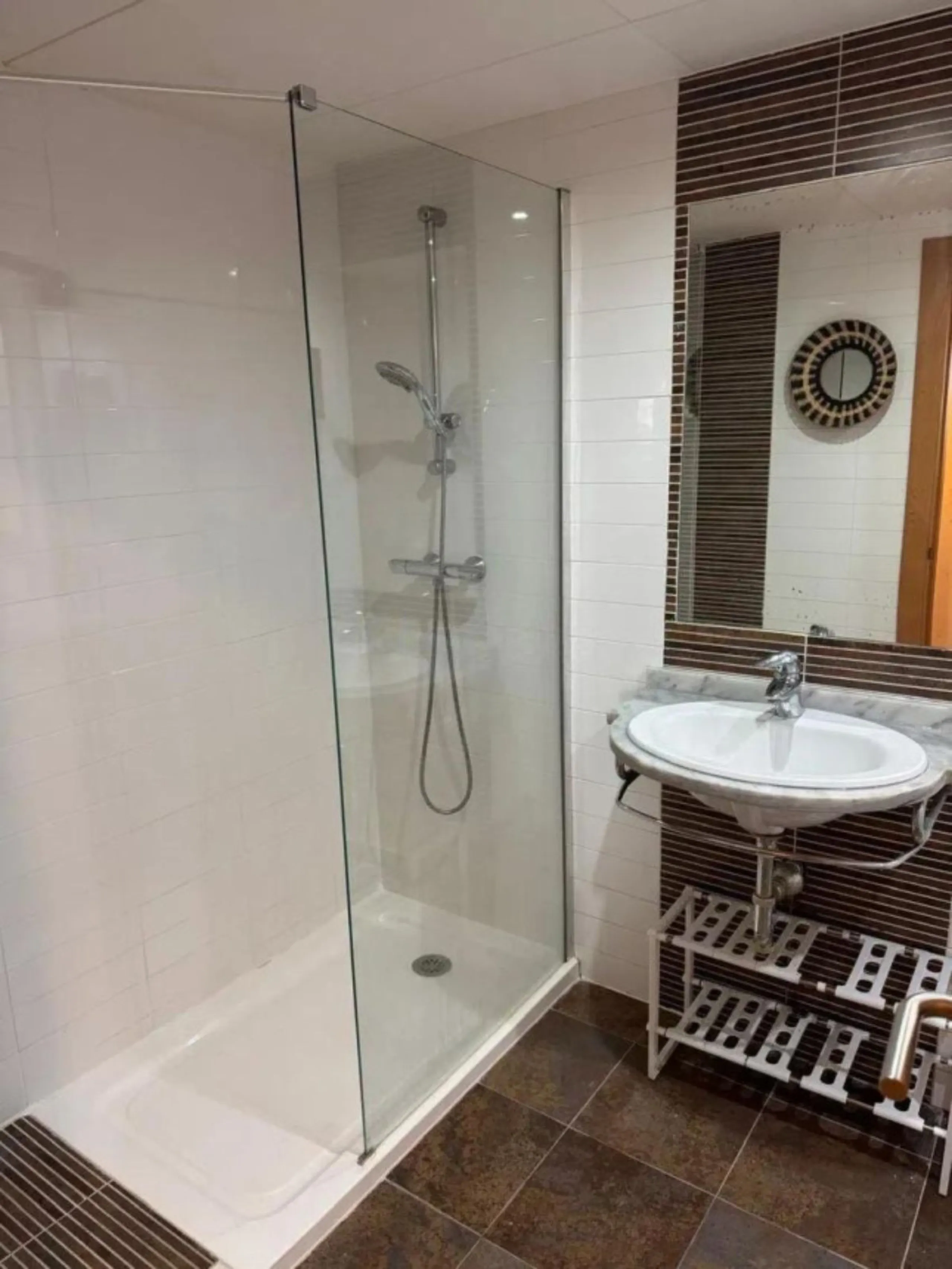 This elegant two-bedroom, two-bathroom apartment is just 5 minutes from the beautiful beaches of Bahia de Casares and offers you a lifestyle of tranquility and comfort. The apartment is located in Residencial Mirabella within the prestigious Dona Julia Go