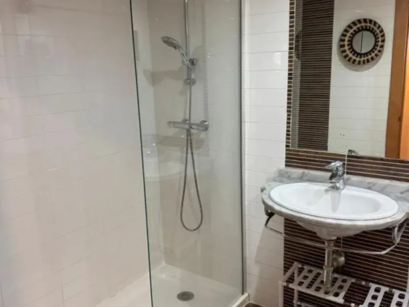 This elegant two-bedroom, two-bathroom apartment is just 5 minutes from the beautiful beaches of Bahia de Casares and offers you a lifestyle of tranquility and comfort. The apartment is located in Residencial Mirabella within the prestigious Dona Julia Go