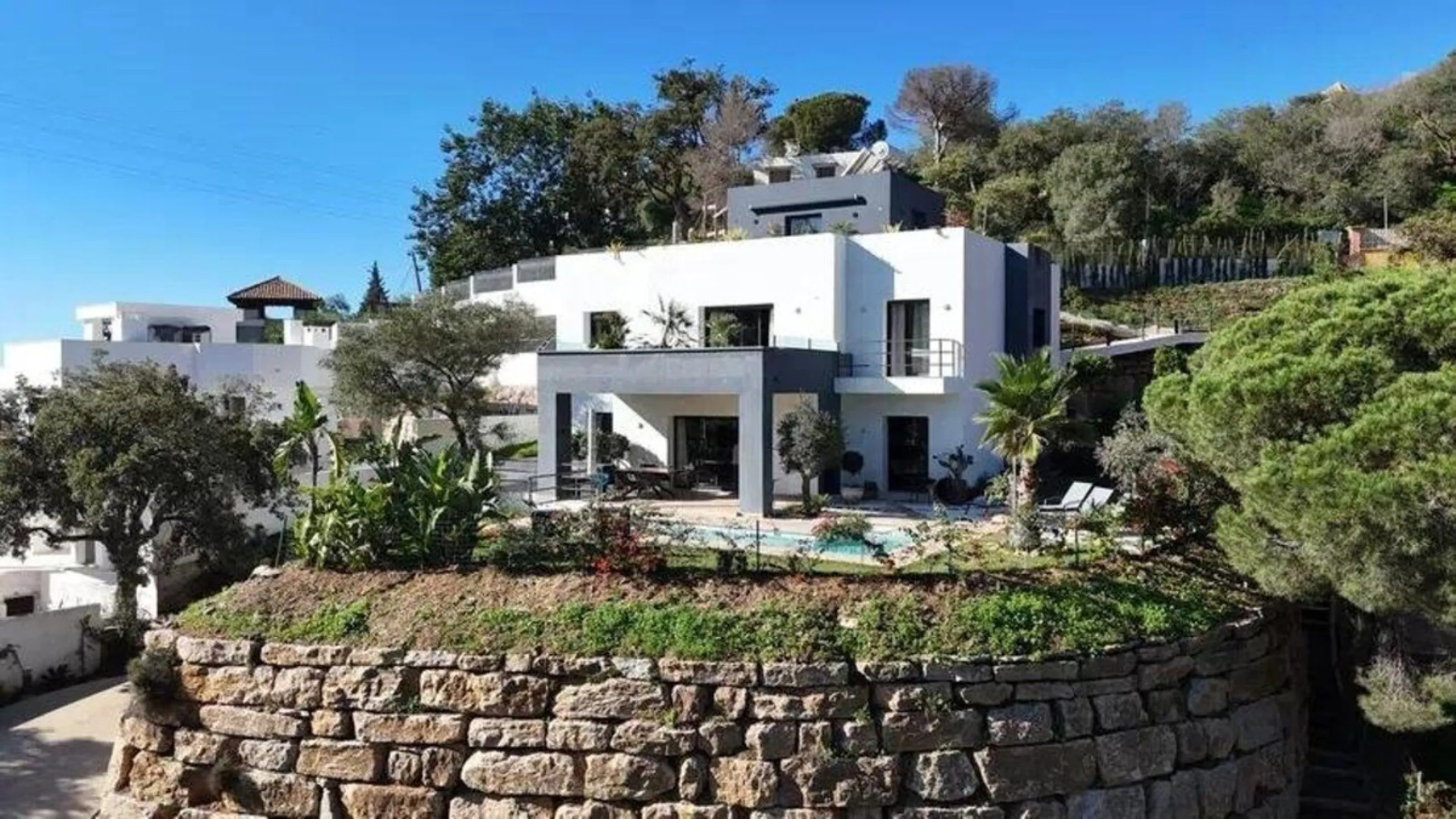 Magnificent villa with sea views in Elviria.