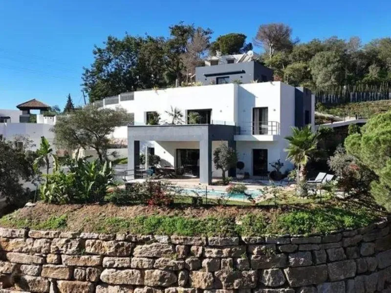 Magnificent villa with sea views in Elviria.